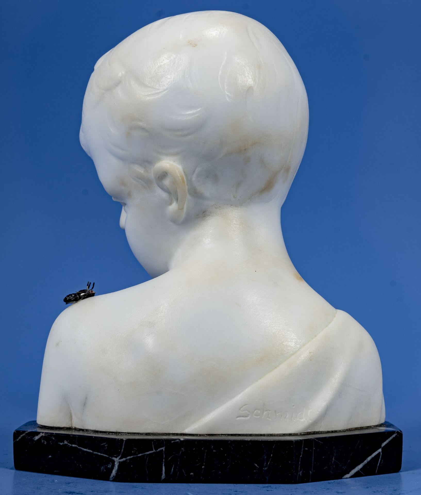 "Die Fliege" - Knabenkopf mit Fliege auf der linken Schulter, Alabaster, rückseitig signiert: "Schm - Bild 5 aus 12