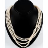 Endlose Akoya- Zuchtperlenkette, ca. 250 cm (!) lang. Durchmesser der Perlen ca. 6- 7 mm, weißer Lü