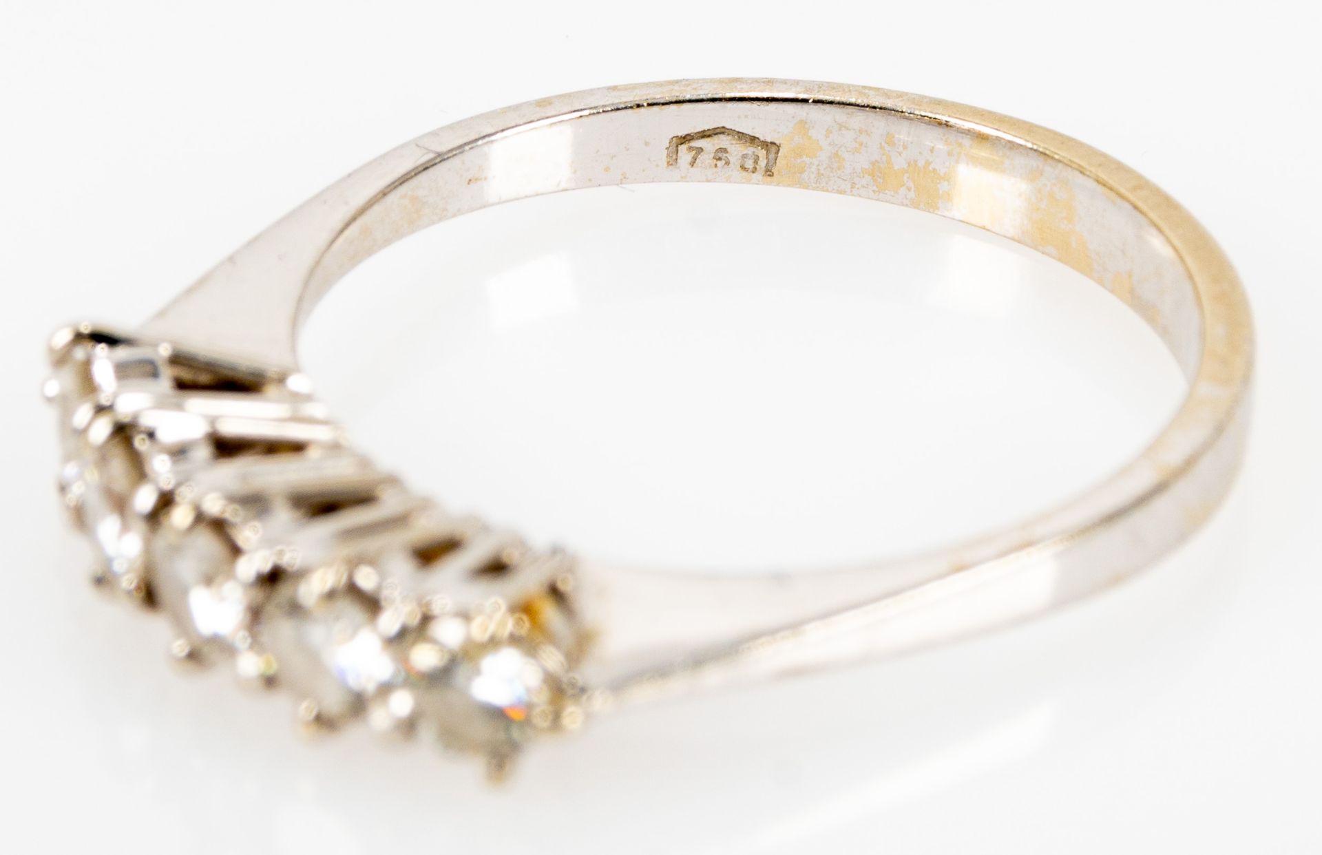 Zeitlos eleganter 18 kt. Weißgold- Beisteckring, der Ringkopf mit insgesamt 5 Diamanten im Brillant - Bild 6 aus 6