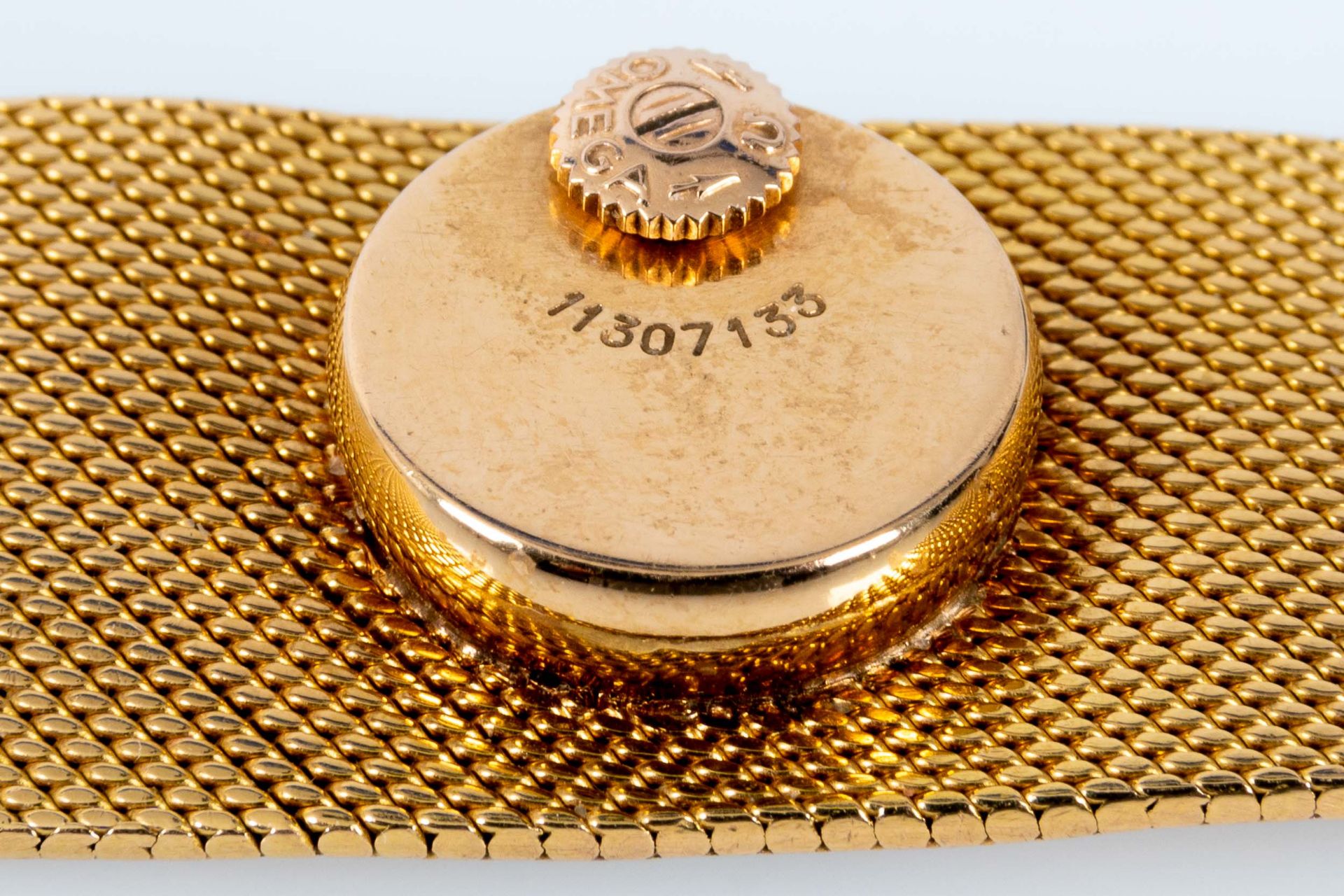 Außergewöhnliche Damen- Armbanduhr, das zur Mitte hin breiter werdende, in Hammerschlagoptik gearbe - Bild 8 aus 11