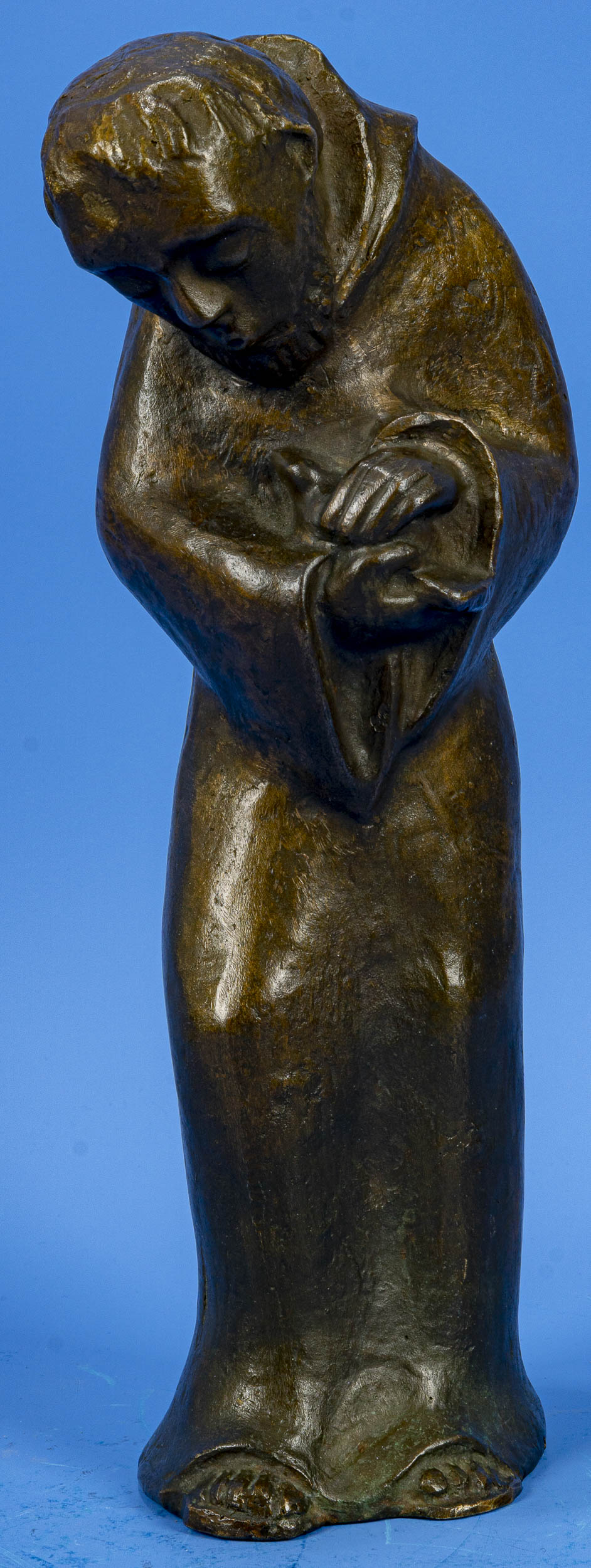 "Mönch mit Taube", bräunlich patinierte, stehende Bronzefigur des Bildhauers Heinz Bentele ( 1902-