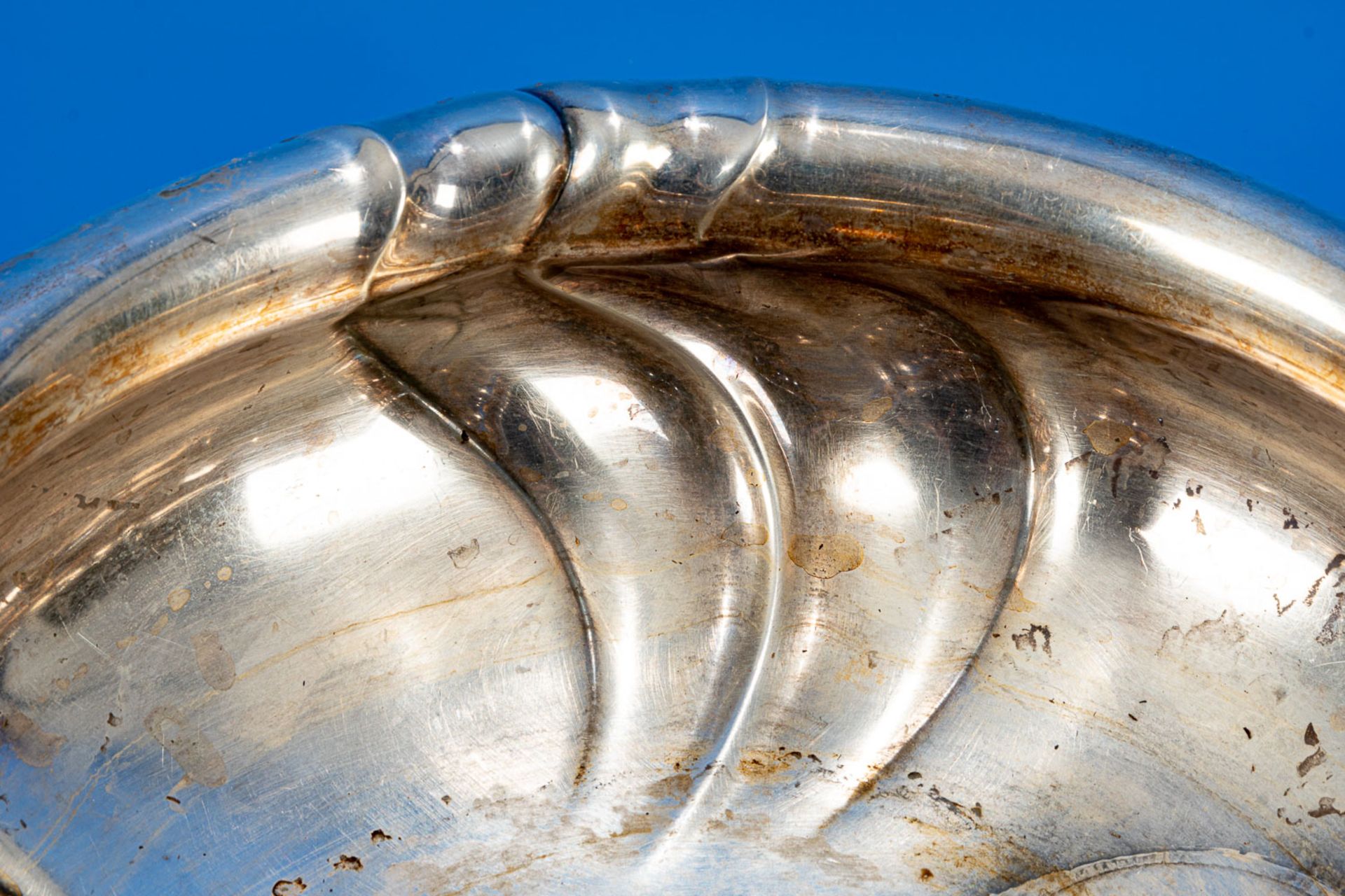 Große, runde Obstschale, massives 835er Silber, godronierter Korpus auf 4 Rocaillenfüßen ruhend. Sc - Image 8 of 9