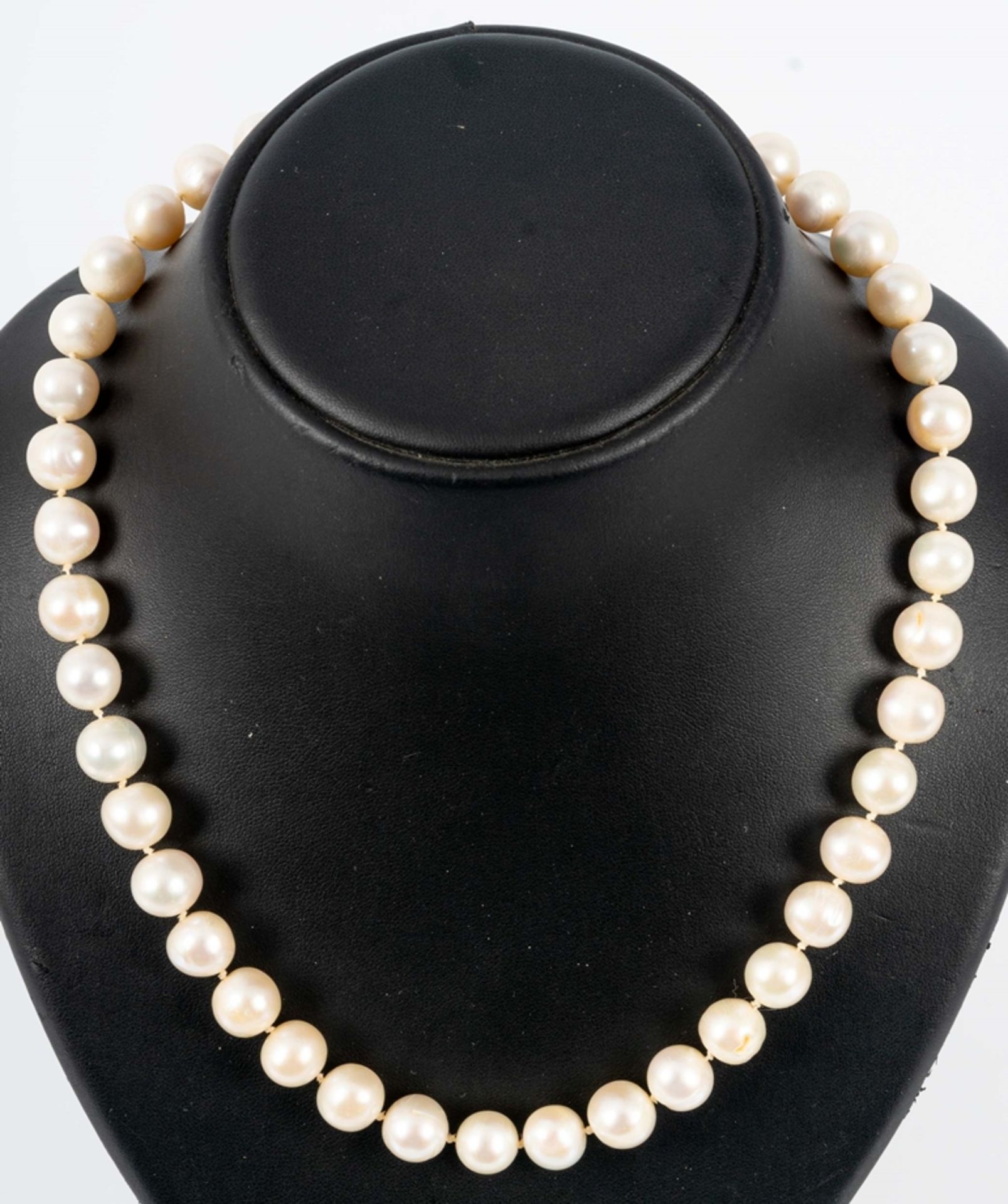 Perlenkette mit 585er Weiß- & Gelbgold-Kugelverschluss ( Durchmesser ca. 1,3 cm), Perlen in silbrig