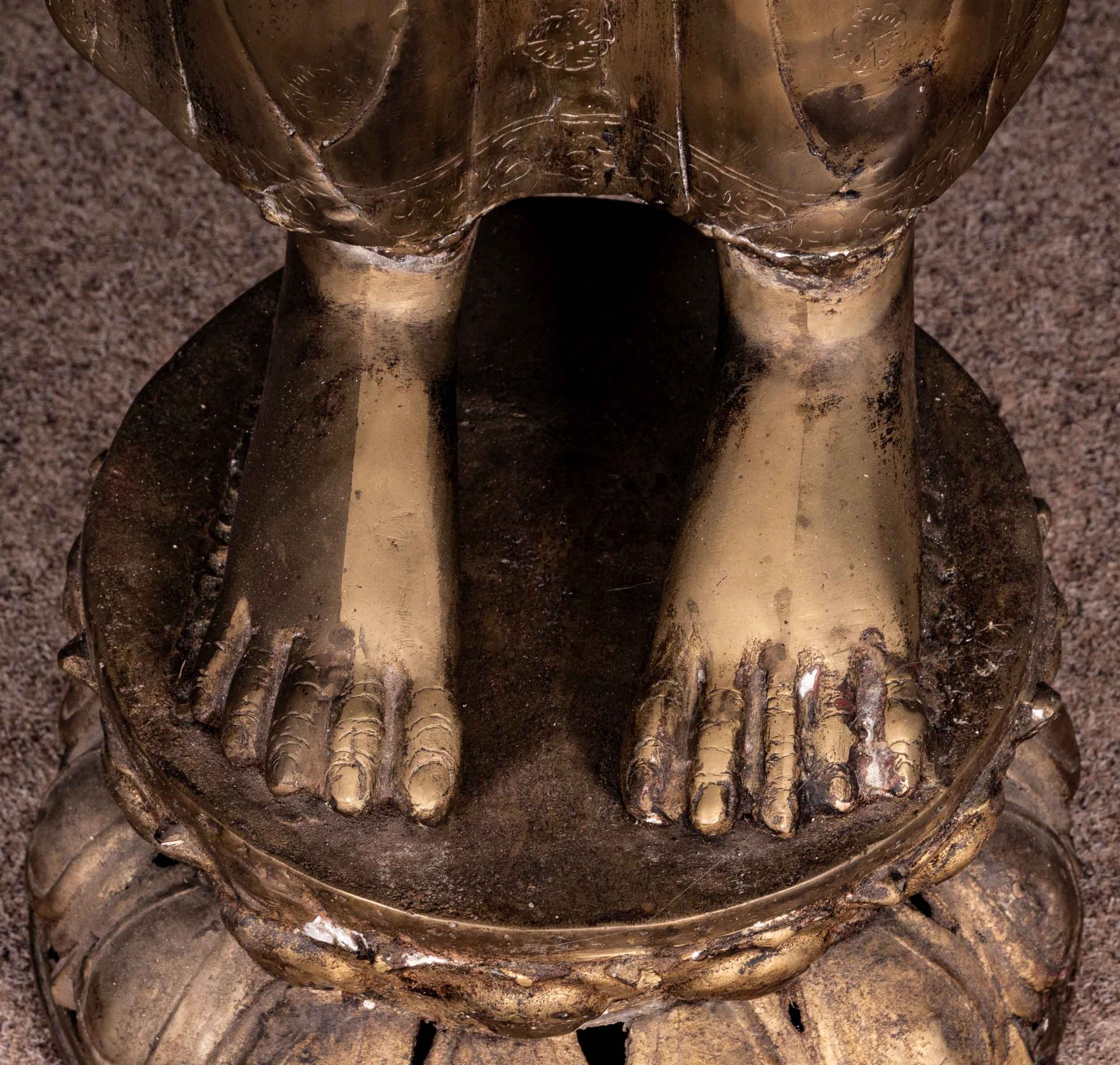 Großer, auf einem Lotussockel stehender Buddha. Ostasiatischer Raum, 2. Hälfte 20. Jhdt., mehrteili - Bild 6 aus 14