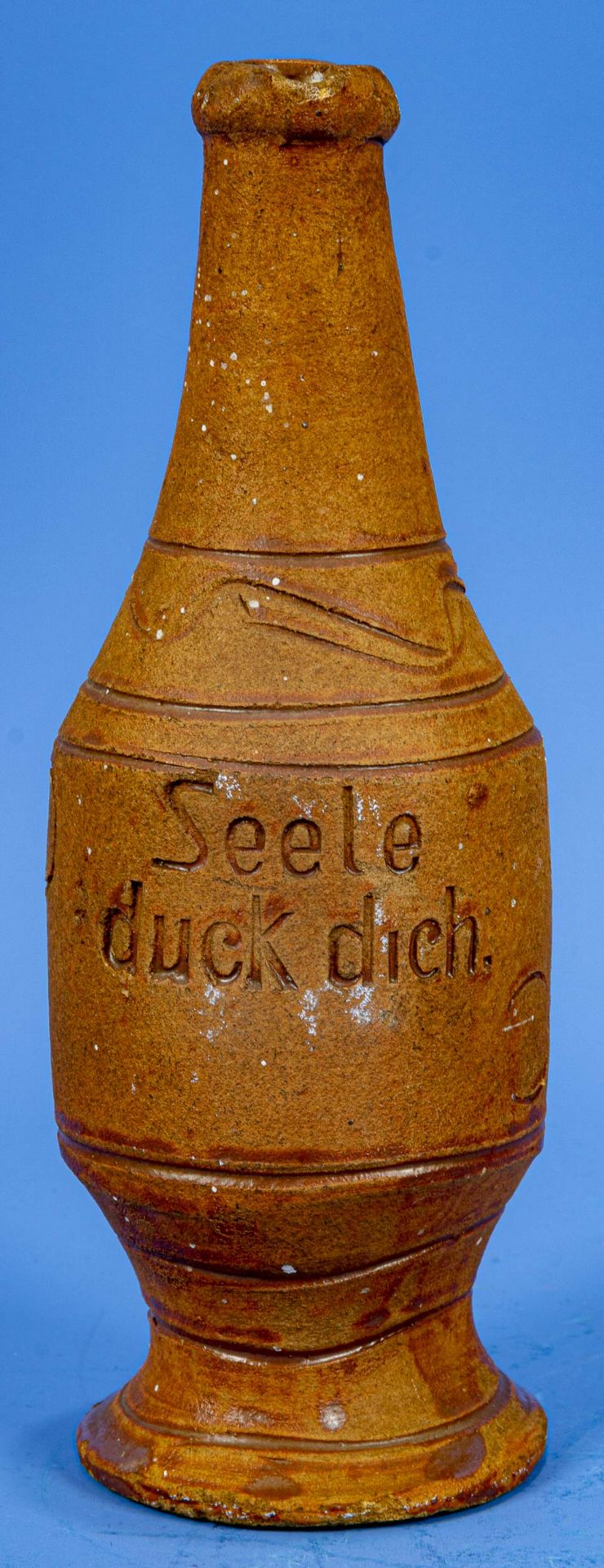 Alte Mineralwasserflasche mit Henkel, Keramik. Rundum geritzt, verziert & mit Spruch versehen: "See - Bild 3 aus 9