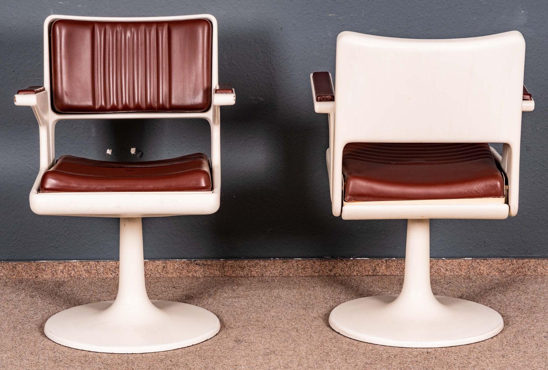 Paar drehbarer Armlehnstühle aus einem Frisörsalon der 1960er/70er Jahre. Kunststoff und Metall, he - Image 3 of 5