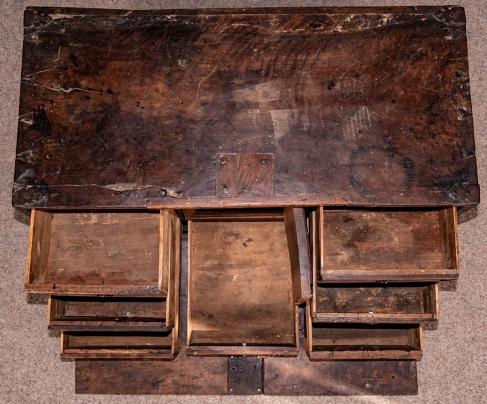 Antiker Kabinettschrank, alpenländisch, 17./18. Jhdt., tragbarer, massiver, rustikaler Nussbaumkorp - Bild 8 aus 10
