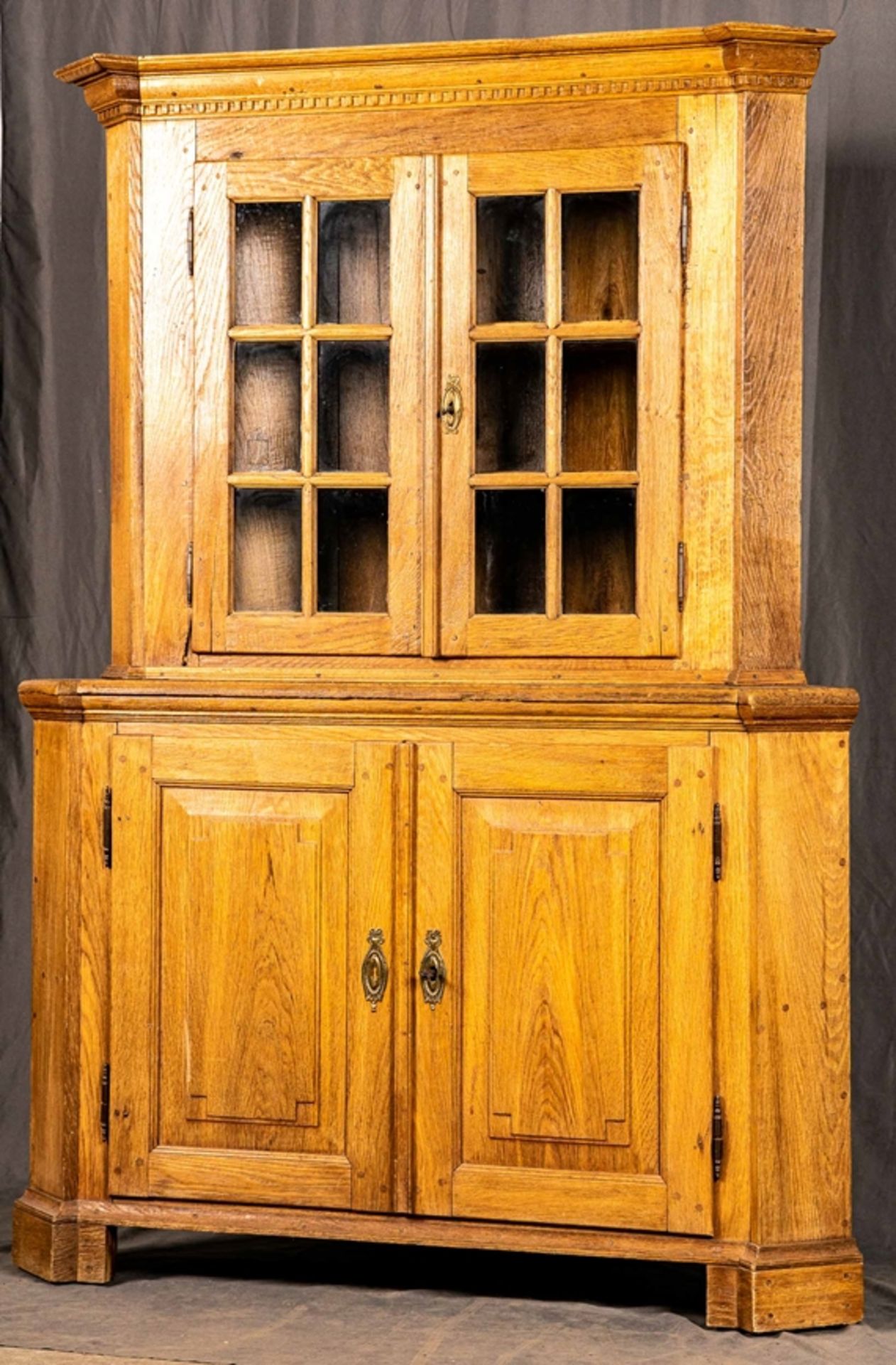 Eckschrank/Eckvitrine, Westfalen um 1800/20, Eiche massiv, ältere Restauration, 2teilig, Unterteil  - Bild 3 aus 8