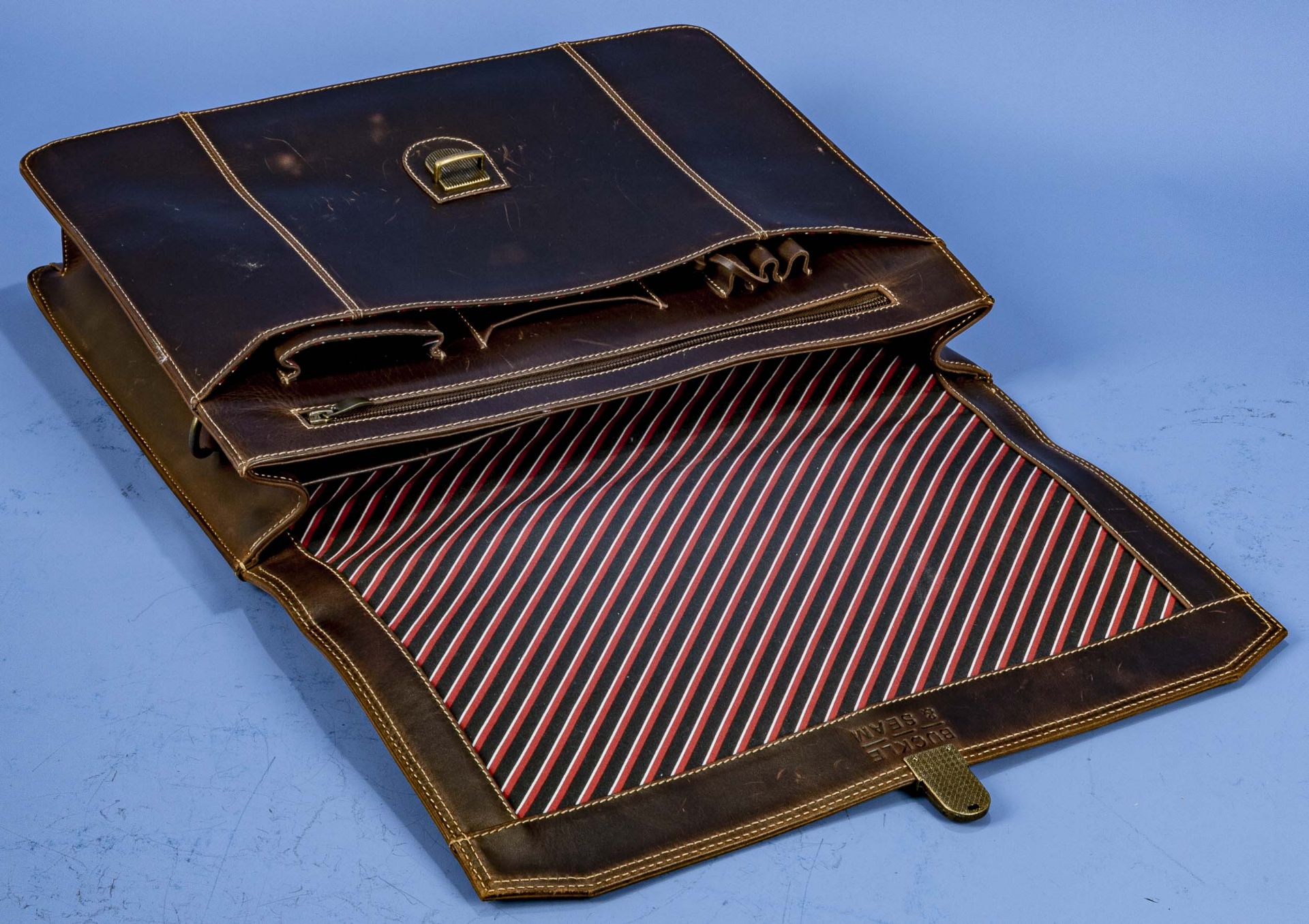 "BUCKLE & SEAM" Aktentasche in klassischer Formgebung, braunes Leder, innen mit farbig gestreiftem  - Bild 6 aus 11