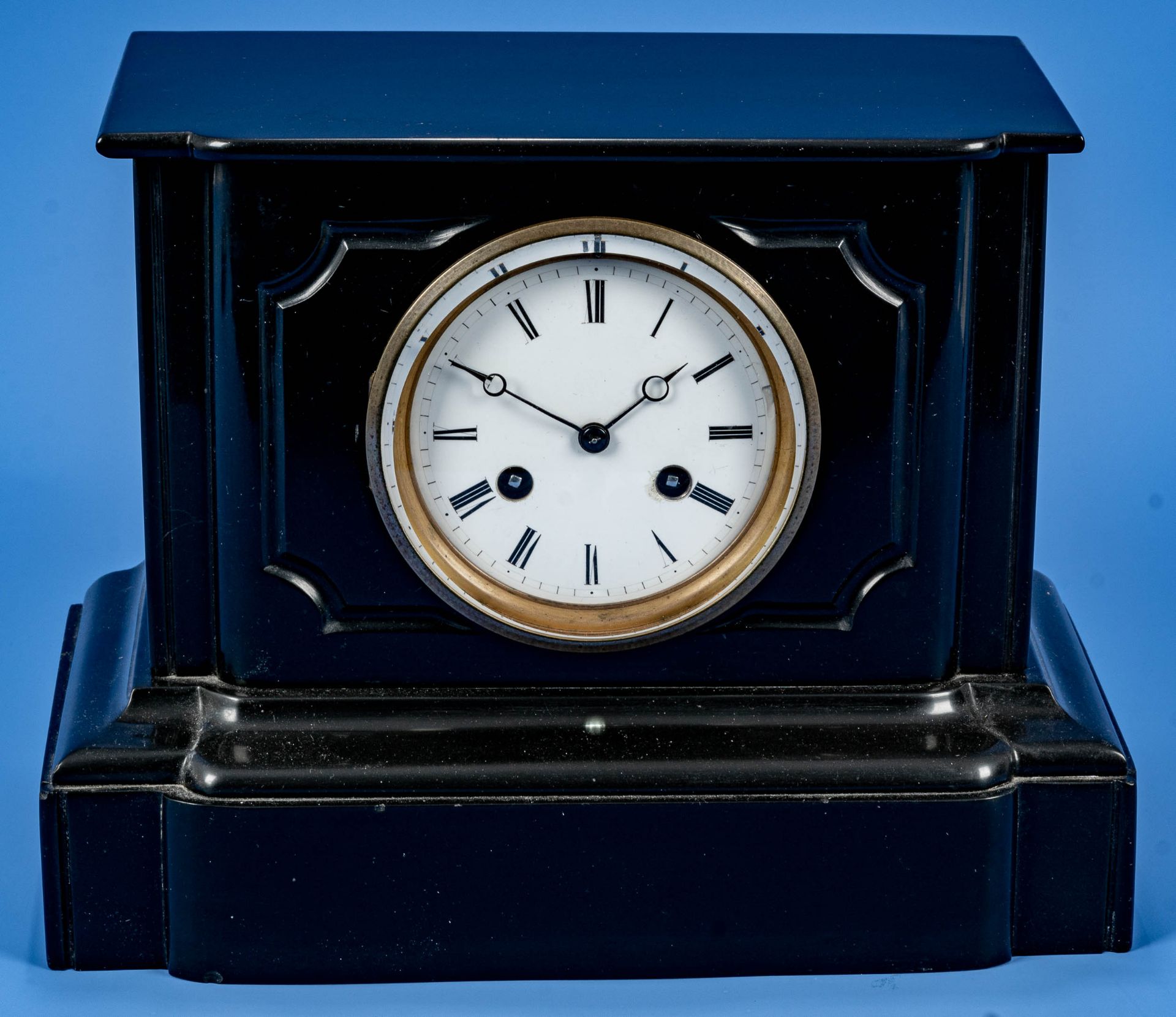 Schlichte schwarze Kaminuhr um 1900/20; schöner Erhalt, ungeprüftes mechanisches Uhrwerk mit Schlag - Bild 3 aus 12