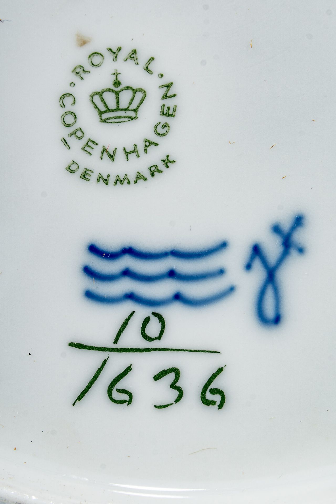 Runder Durchbruchsteller, Royal Copenhagen, königlich dänisches Weißporzellan mit blauem Blumendeko - Bild 6 aus 6