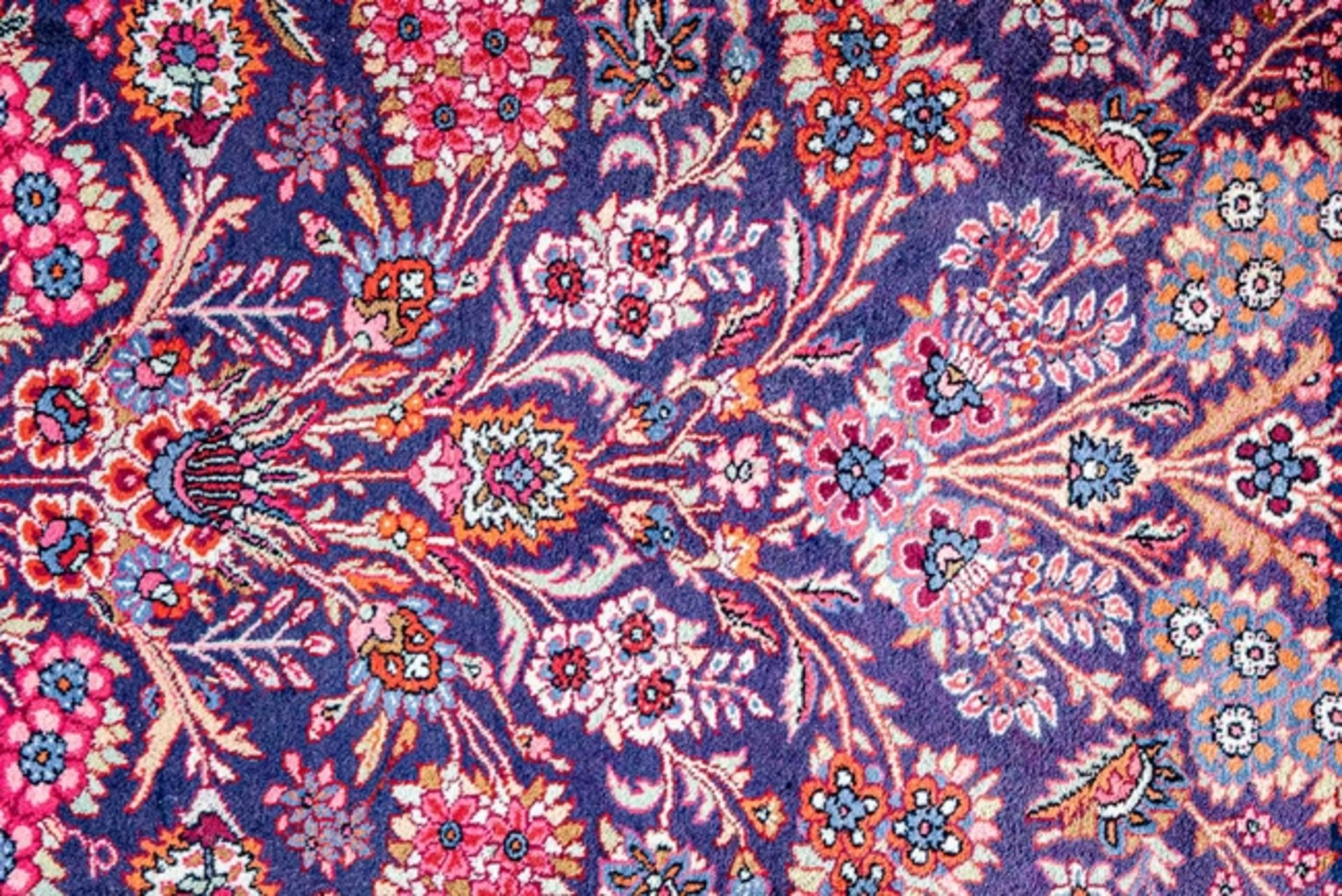 Große iranische Teppichbrücke, aufwändiger floraler und faunaler Dekor, breite, rotgrundige Hauptbo - Bild 3 aus 7