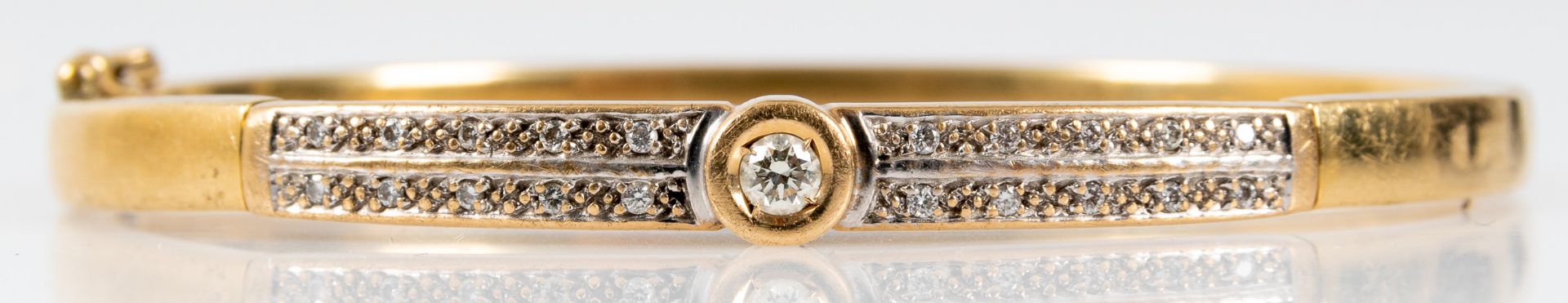 Armreif, 585er Gelbgold, hohle Fassung. Oberseitig 21 winzige Diamanten in Zweierreihen, mittig 1 r - Image 5 of 9