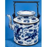 Prächtige Teekanne, ostasiatisches Weißporzellan, u.a. mit Drachendekor von Hand in Blautönen bemal