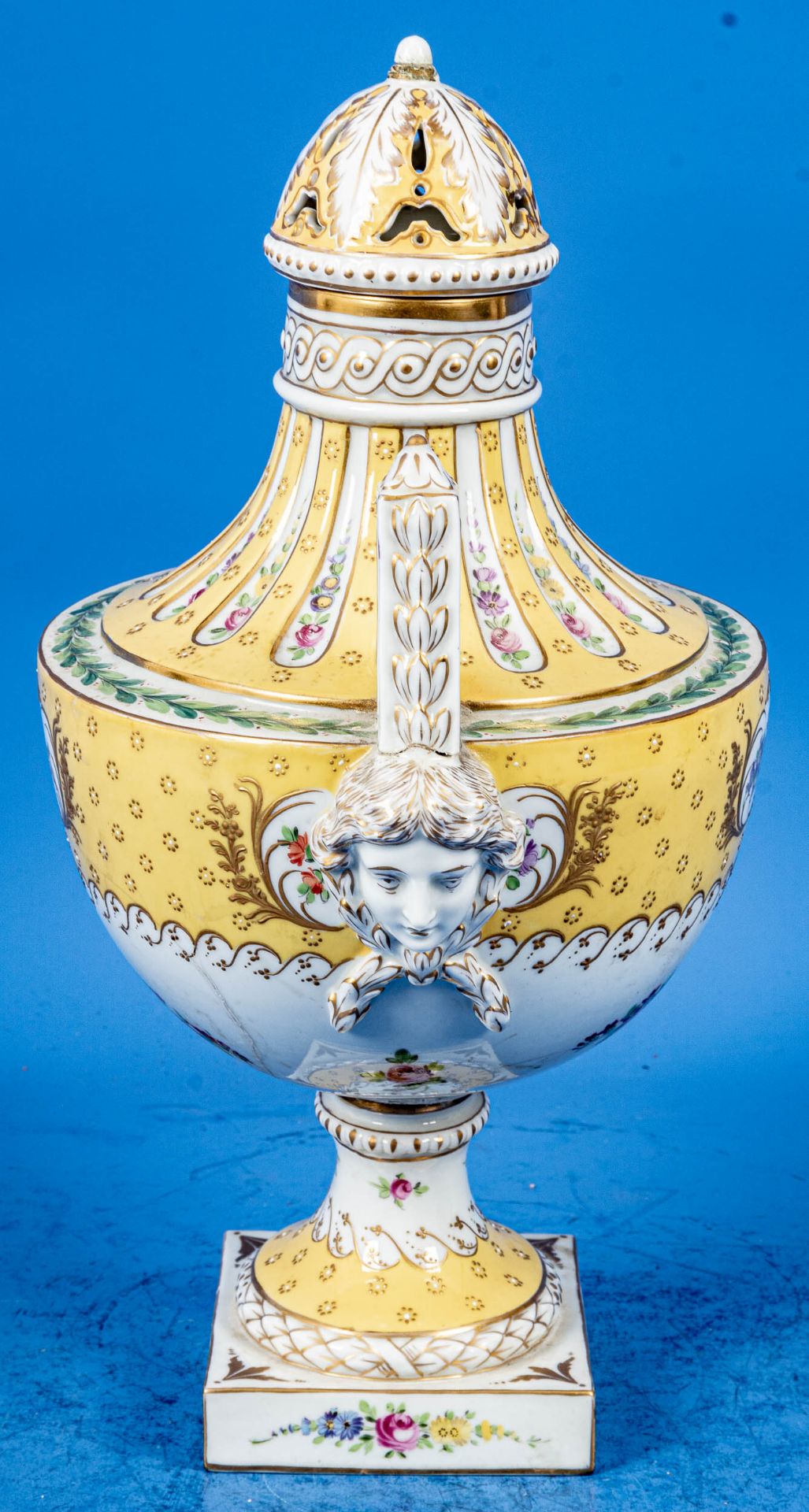 Hoch dekorative Potpourri-Vase in "Sevres-Manier des frühen 19. Jhdts.; aufwändig polychrom staffie - Bild 11 aus 22