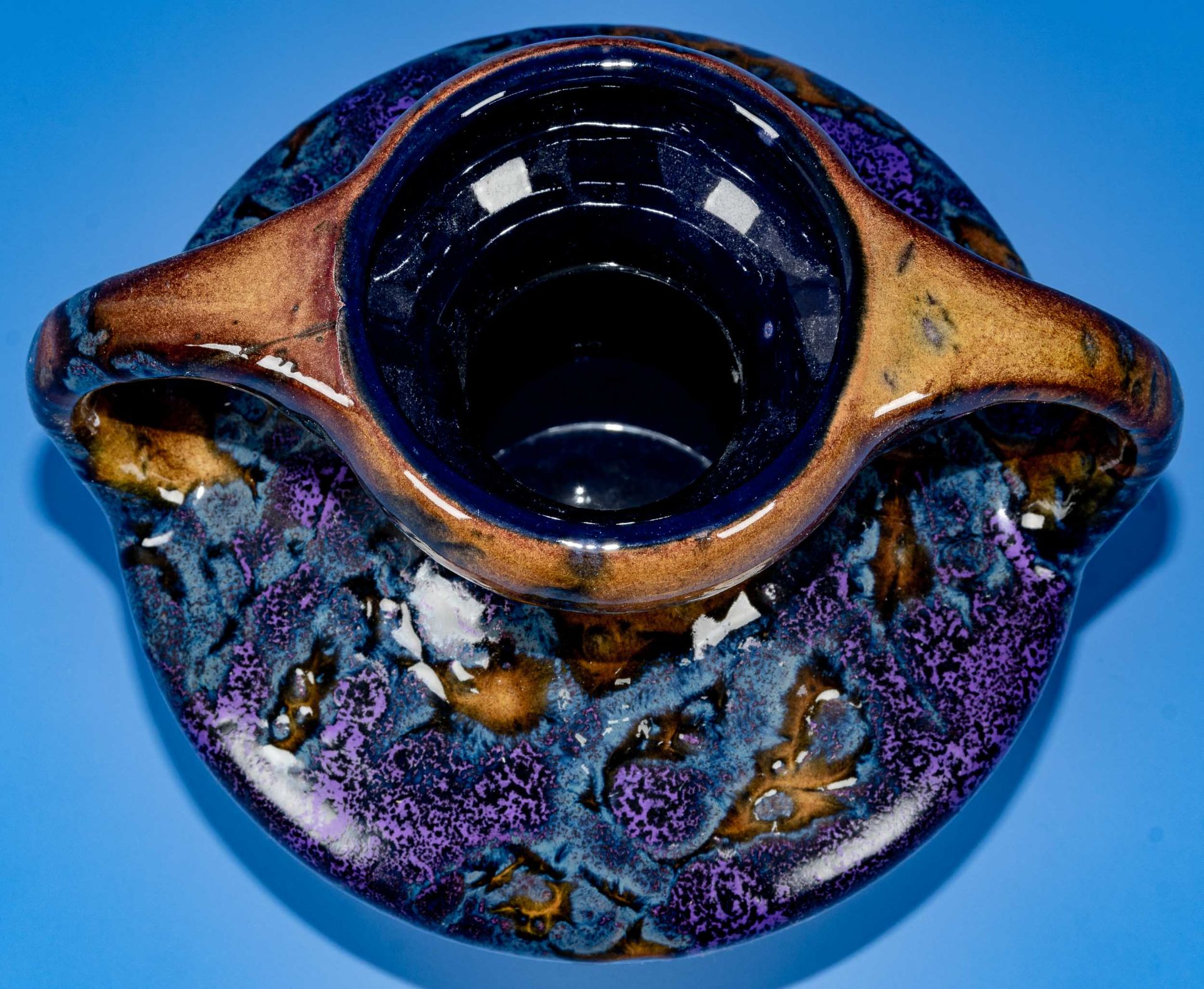 Antike Henkelvase, Jugendstil, deutsch Anfang 20. Jhdt.; auffällige, polychrome Laufglasur, rötlich - Bild 3 aus 6