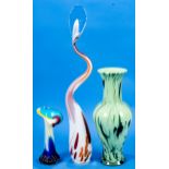 3tlg. Konvolut verschiedener Glasobjekte, 20./ 21. Jhdt., bestehend aus: 2 Vasen & einem Zierobjekt