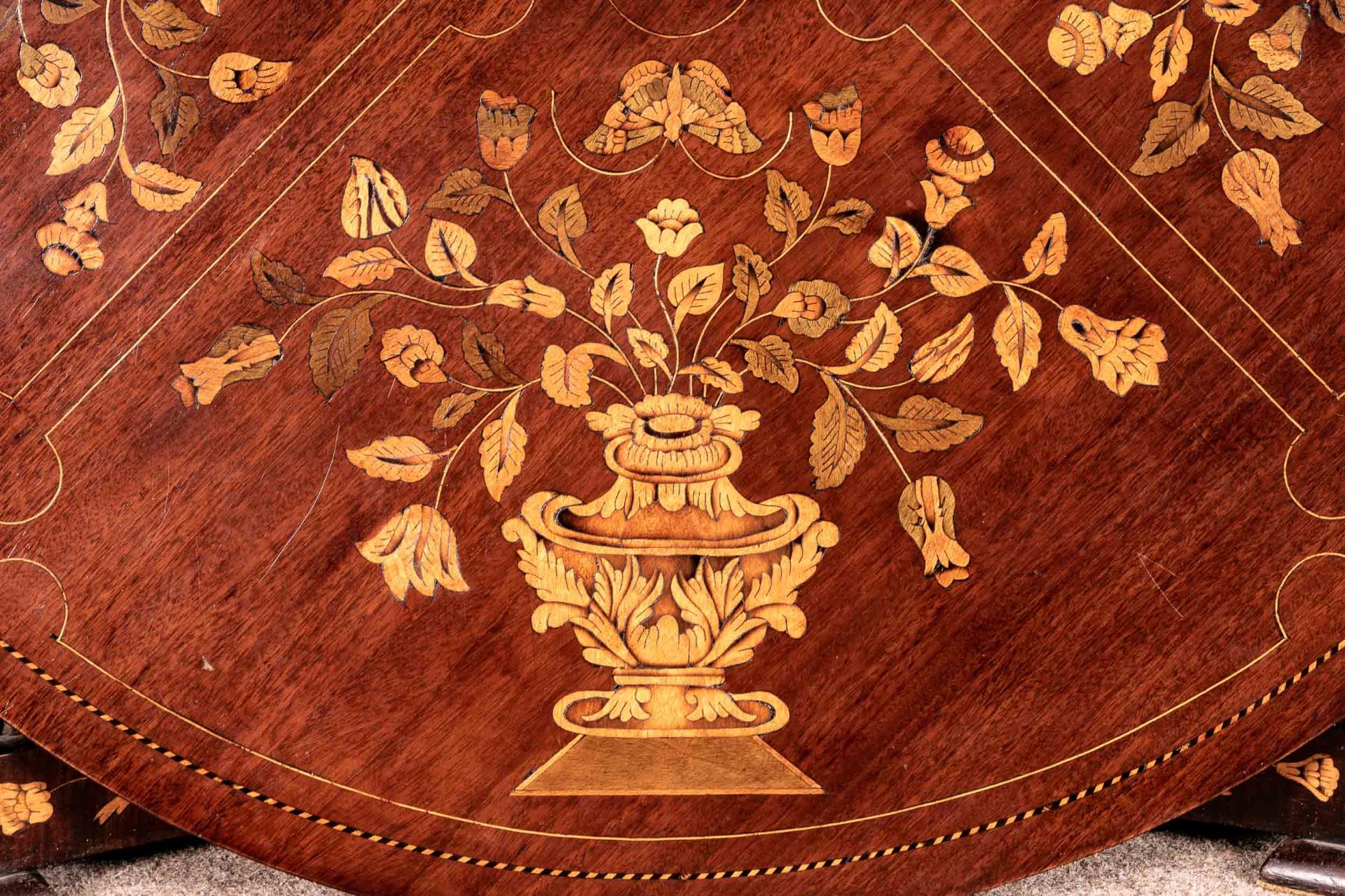 Prächtiger runder Mitteltisch, Niederlande um 1800 /20, Mahagoni massiv und furniert, an allen Scha - Bild 10 aus 12