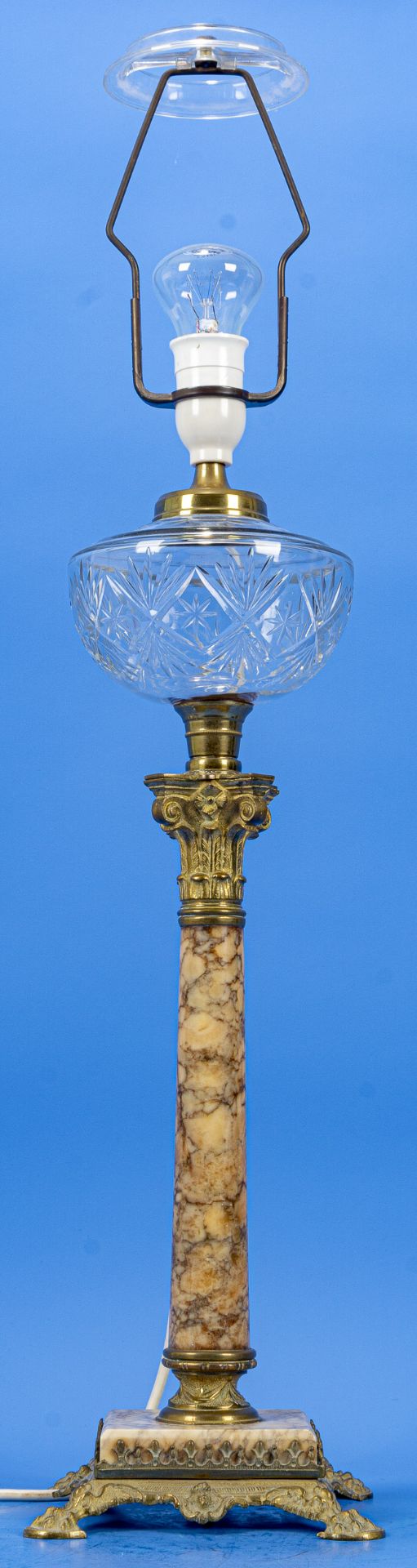 Dekorative "Empire" Tischvase in Form einer nachträglich elektrifizierten Petroleumlampe, Onyxsäule - Bild 2 aus 6