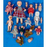 16teilige Sammlung kleiner Puppen, überwiegend 2. Drittel 20. Jhdt.; versch. Alter, Größen, Materia