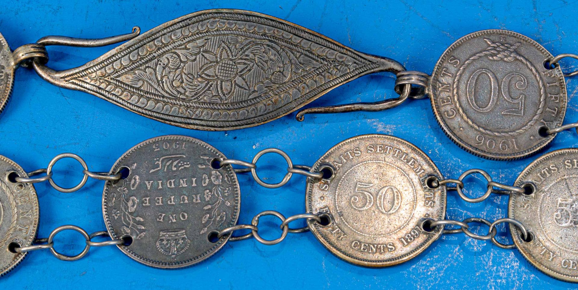 18gliedriger "Münzgürtel", die Münzen aus der Zeit um 1900 u.a. aus Indien & Malaysia stammend. 1 Ö - Bild 4 aus 9