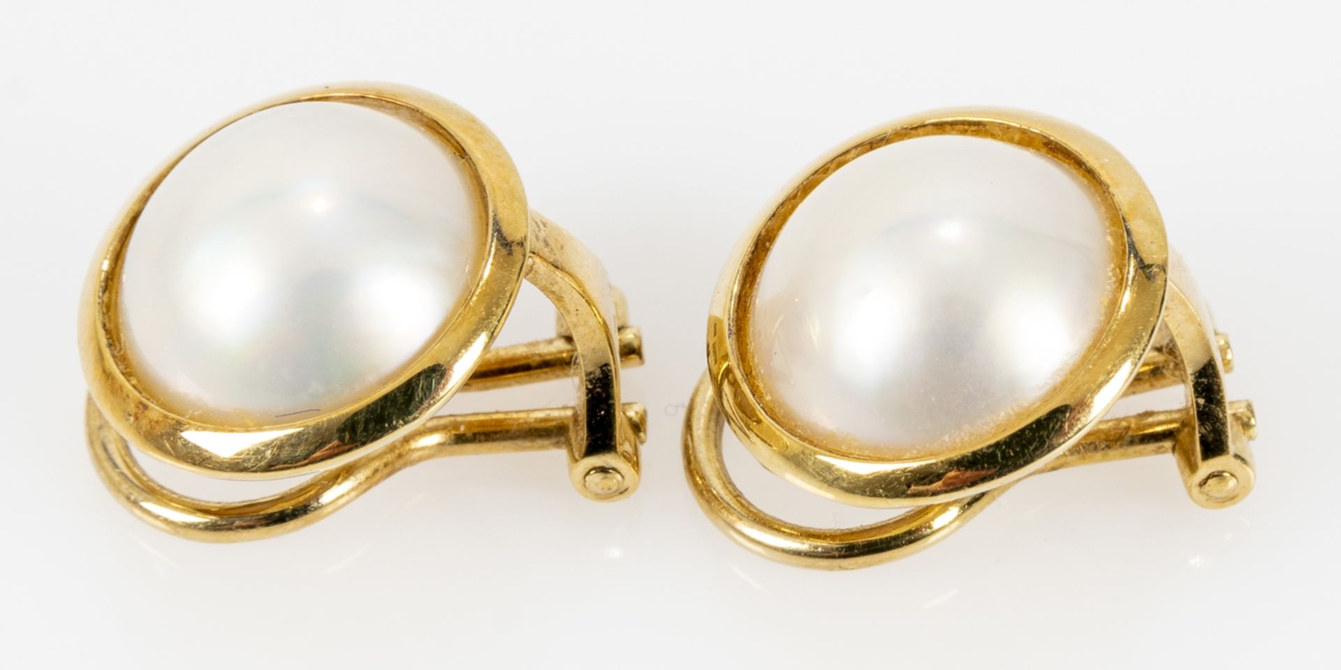 Paar 585er Gelbgold - Ohrclips mit Mabeperle, die Perlen mit silbrig-weißem Lüster und einem Durchm - Bild 3 aus 7