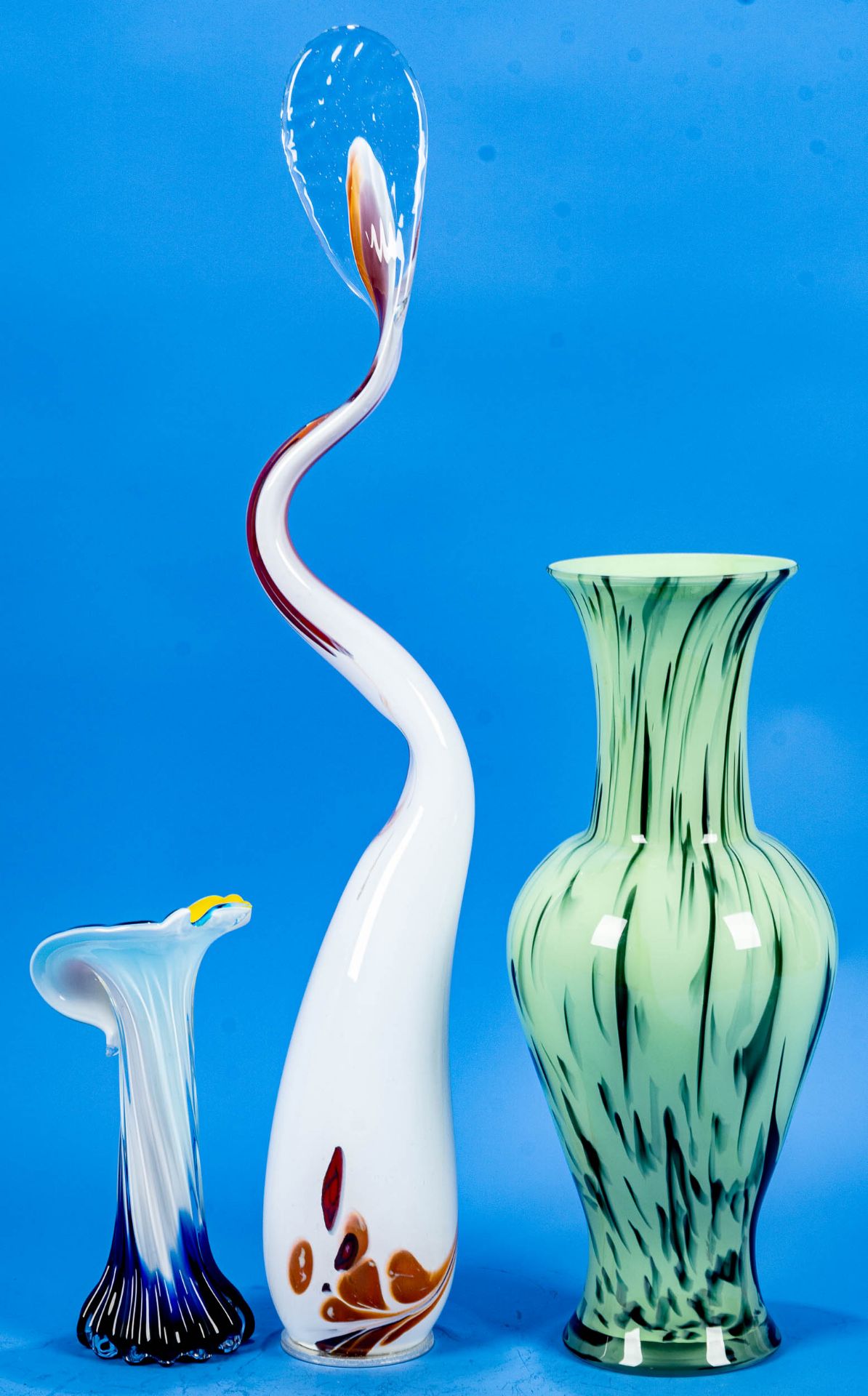 3tlg. Konvolut verschiedener Glasobjekte, 20./ 21. Jhdt., bestehend aus: 2 Vasen & einem Zierobjekt - Image 4 of 4