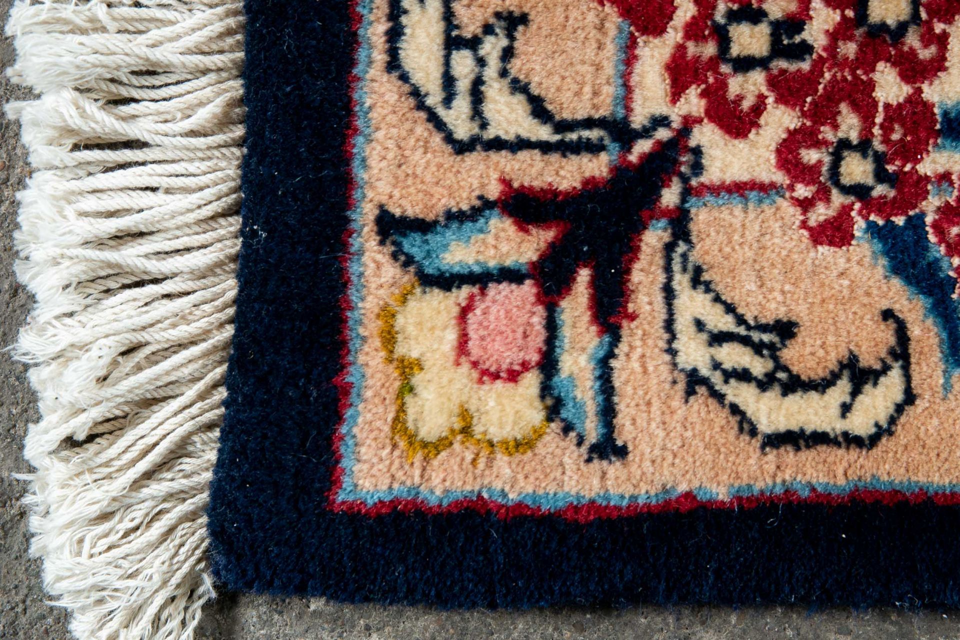 (Fast) quadratischer Teppich, blaugrundiger Fond, zentrales Medaillon von Blüten und Blätterranken - Image 6 of 7