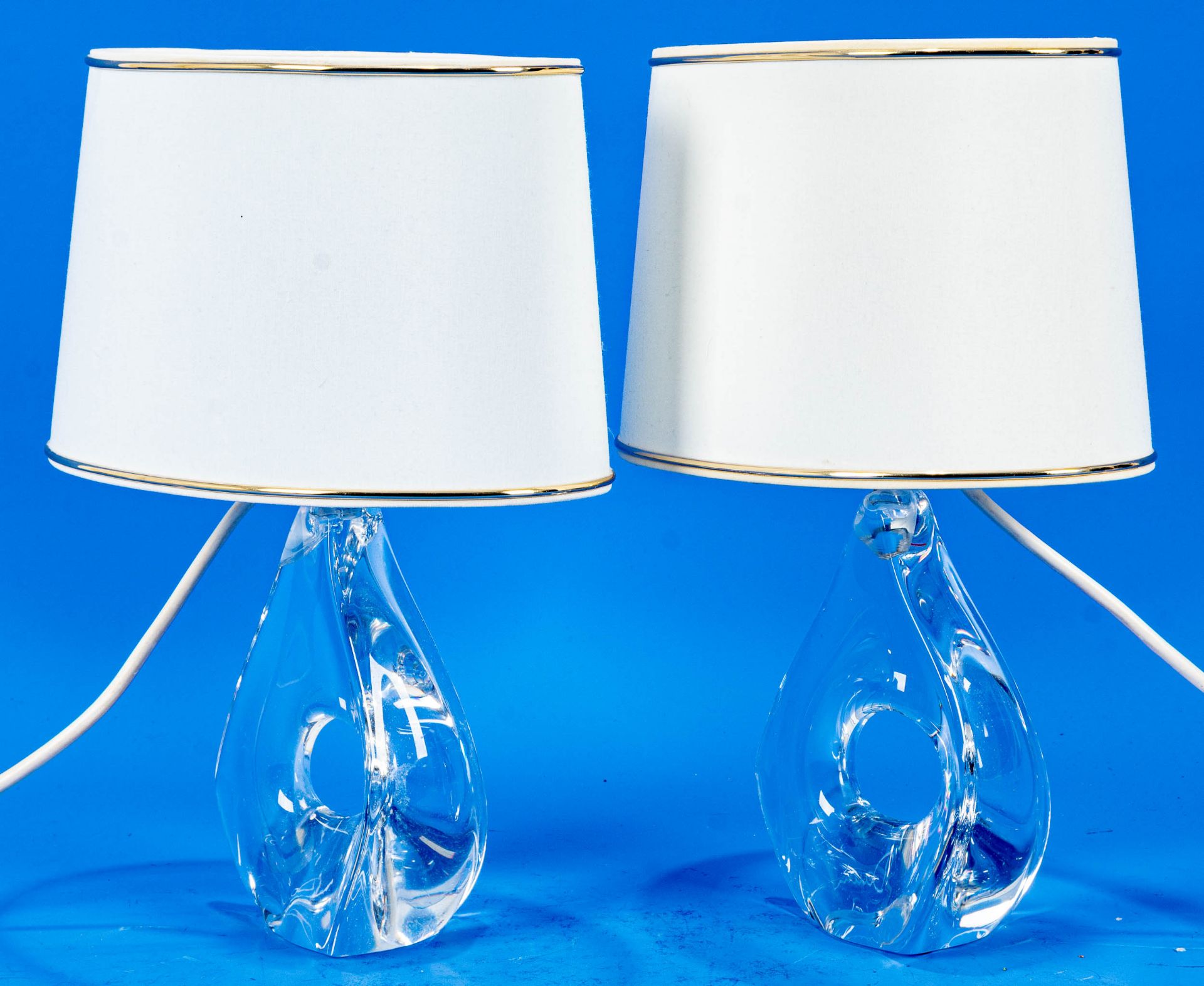 Paar zeitlos eleganter Tischlampen, organisch geformtes, farbloses, schweres Kristallglas, signiert - Bild 5 aus 9