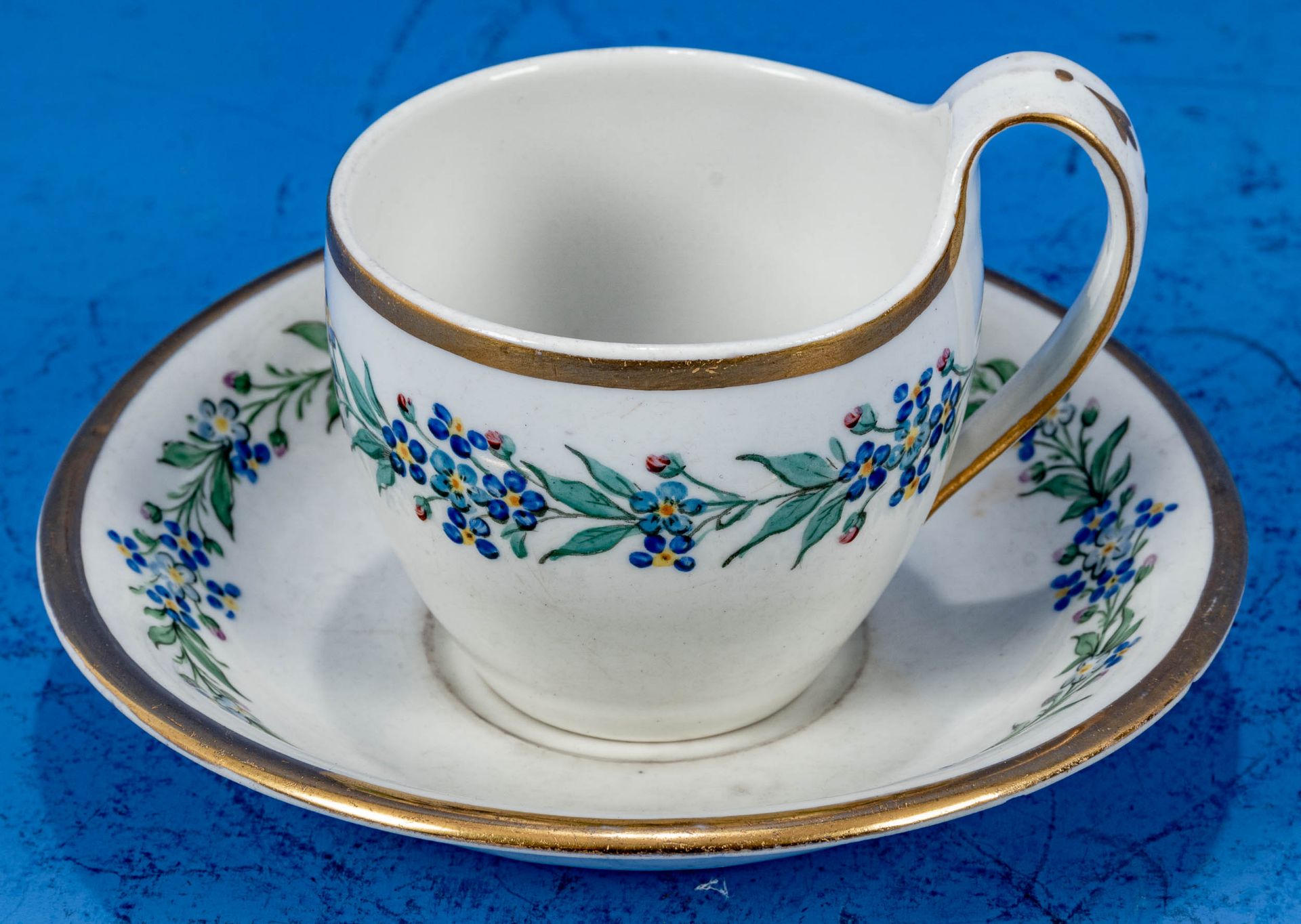 Zweiteilige Kaffeetasse, Biedermeier um 1820/25, Fürstenberg-Porzellan mit "Dukatengold"-Rand. Unte