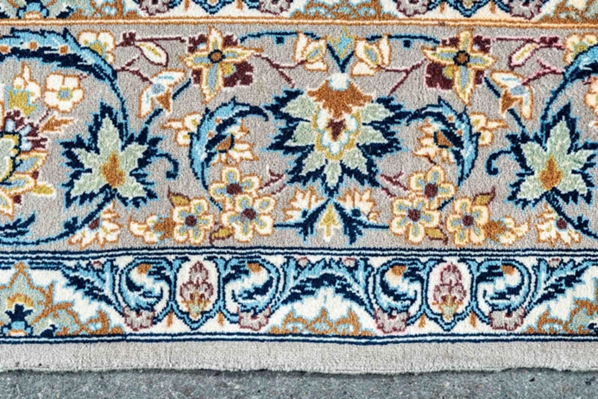 Ältere Isfahan-Teppichbrücke, Anfang der 1970er Jahre, ca. 105 x 157 cm. Stellenweise schadhaft. U - Image 4 of 6