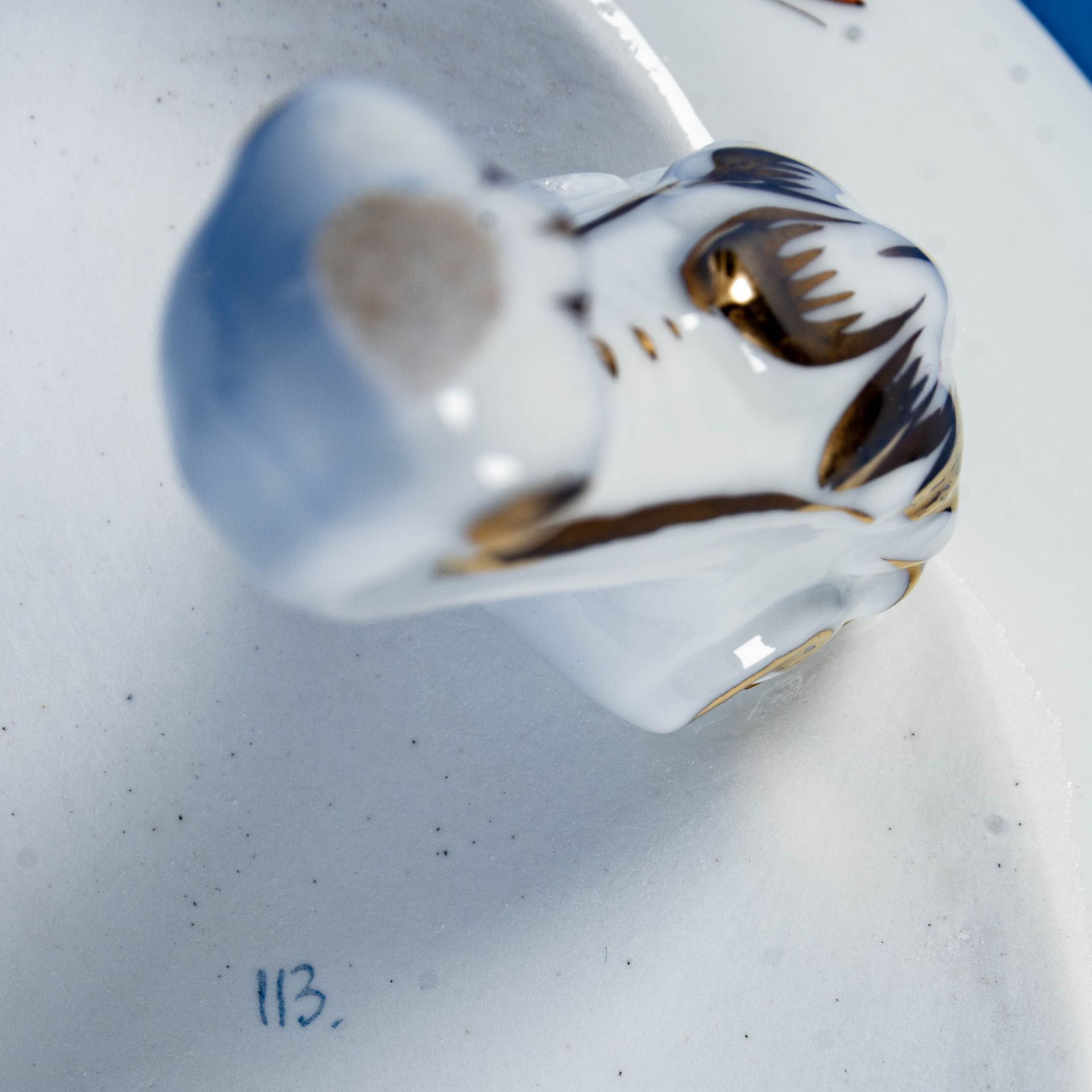 Ovaler Tafelaufsatz, auf Rocaillenfüßen ruhende Platte in ovaler Grundform. Herend Weißporzellan mi - Bild 8 aus 8