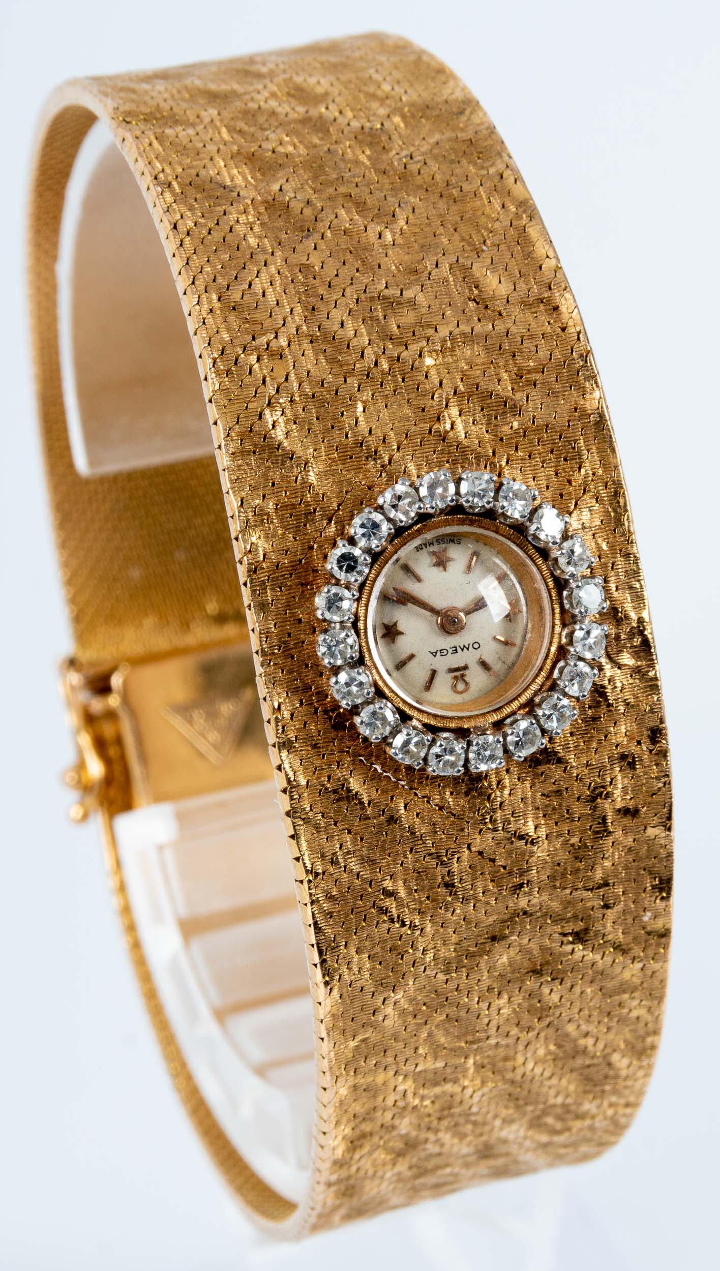 Außergewöhnliche Damen- Armbanduhr, das zur Mitte hin breiter werdende, in Hammerschlagoptik gearbe - Image 5 of 11