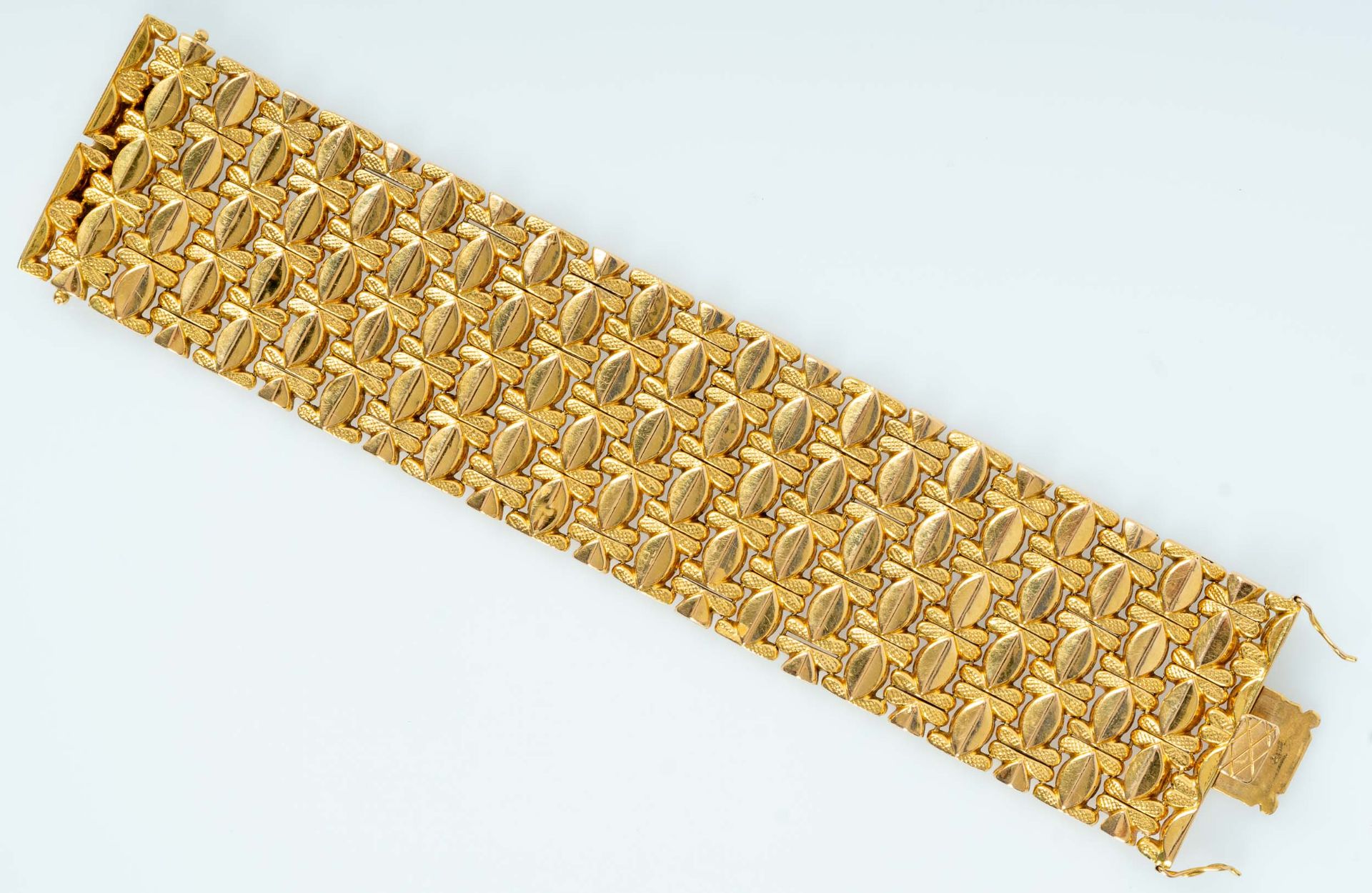 Breites Armband, sogen. "Teppich" - Armband aus 750er Gelbgold, gestempelt: "262 VI IALE 750"; ca. - Image 7 of 11