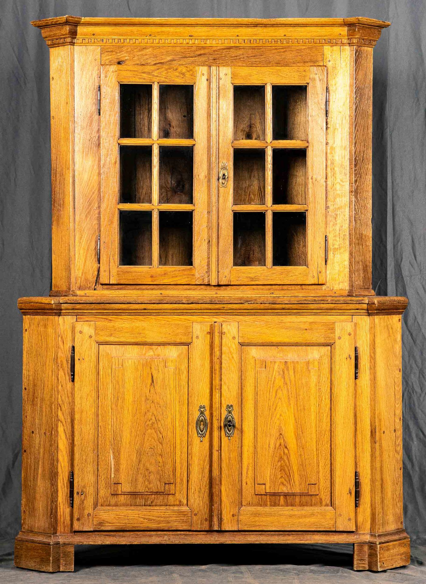 Eckschrank/Eckvitrine, Westfalen um 1800/20, Eiche massiv, ältere Restauration, 2teilig, Unterteil