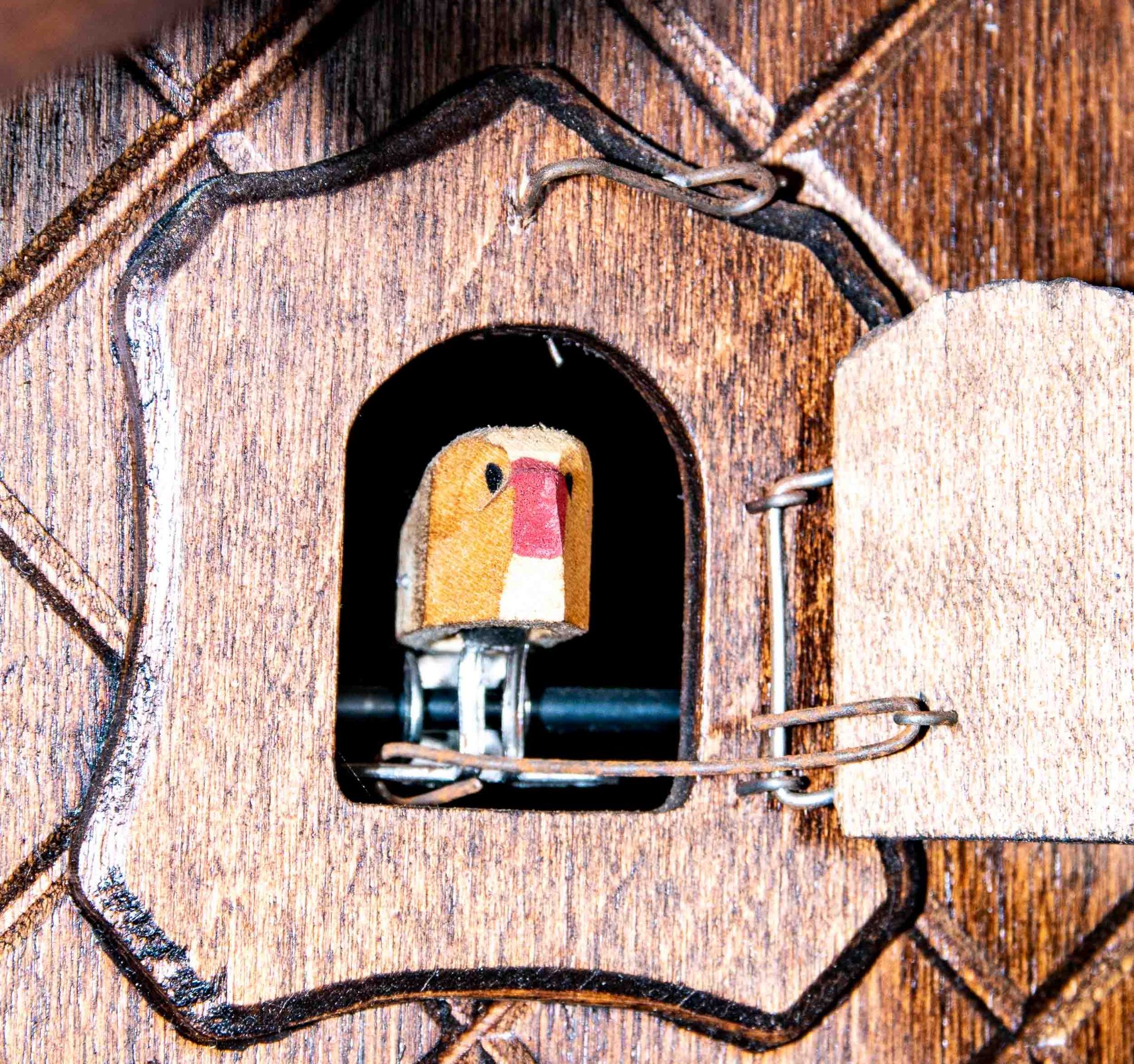 Imposante "Kuckucks"-Uhr, 2. Hälfte 20. Jhdt., aufwändig beschnitztes, nussbaumfarbiges Holzgehäuse - Bild 9 aus 15