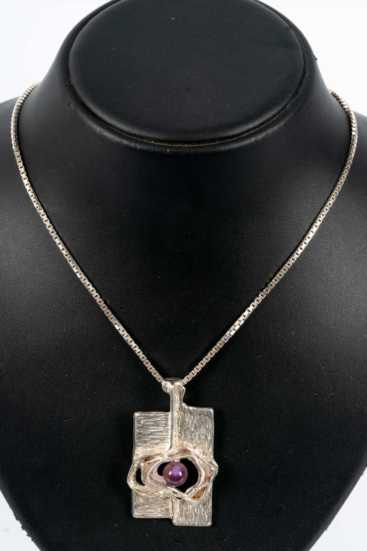 Massiver, hochrechteckiger Kettenanhänger mit violetter Glaskugel besetzt, Designer-Schmuck der woh - Image 3 of 7