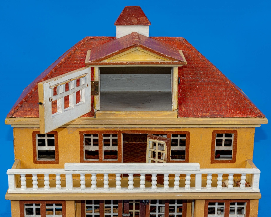 "VILLA"-Puppenhaus, polychrom bemaltes, zweistöckiges Puppenhaus mit ausgebautem Dachgeschoss. Das - Image 6 of 11