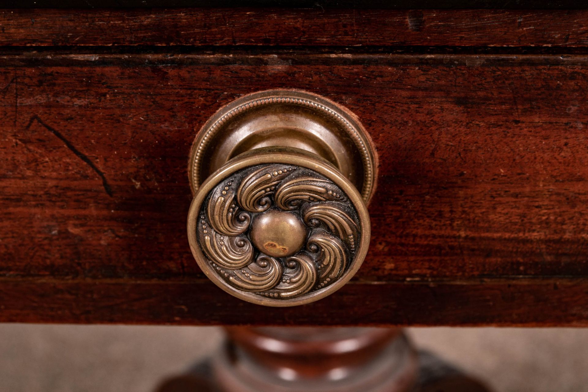 Antiker englischer Tea-table, Regency um 1800/20, Mahagoni, großer geräumiger Schubkasten, die seit - Bild 6 aus 12