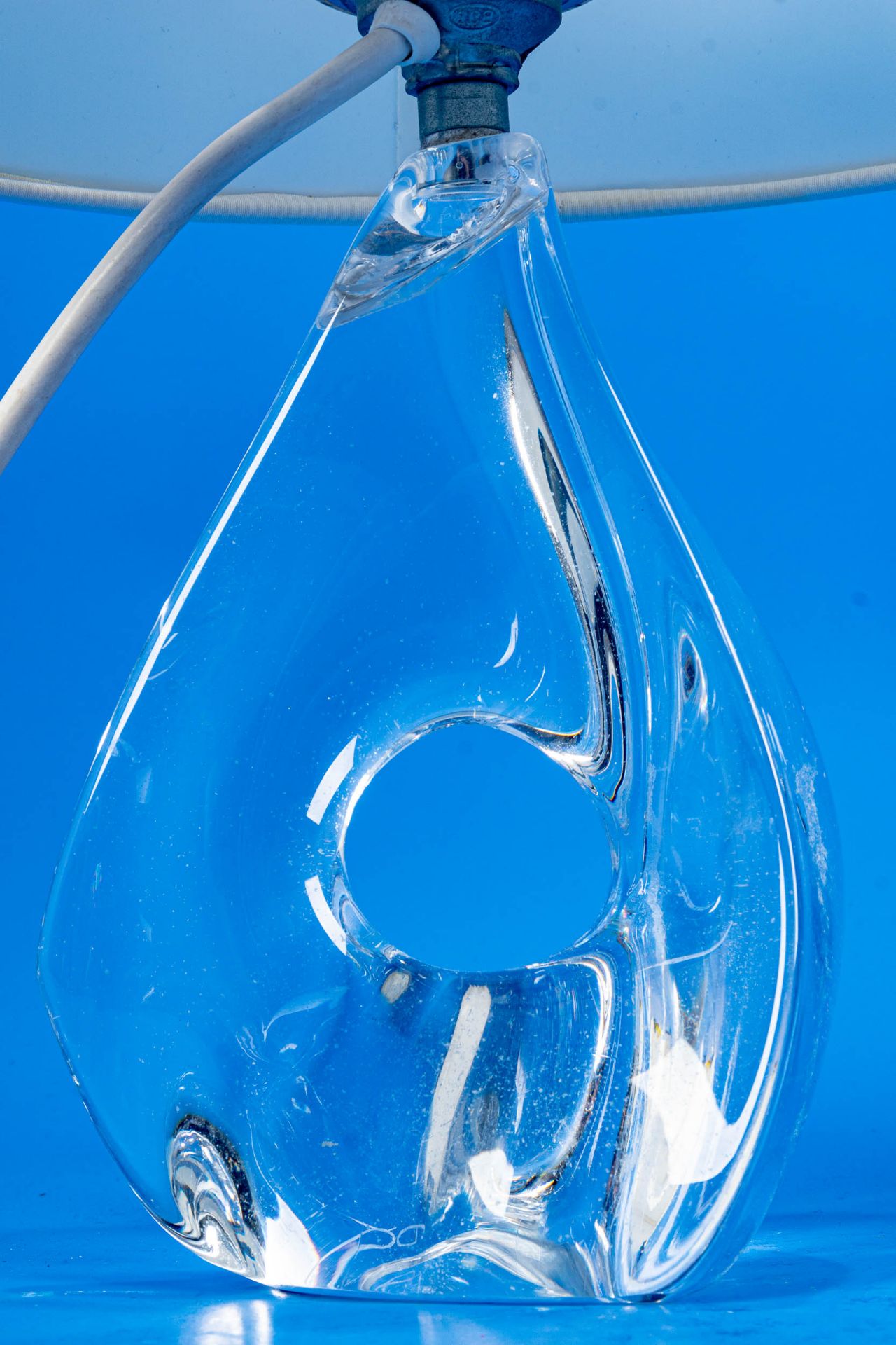 Paar zeitlos eleganter Tischlampen, organisch geformtes, farbloses, schweres Kristallglas, signiert - Image 4 of 9