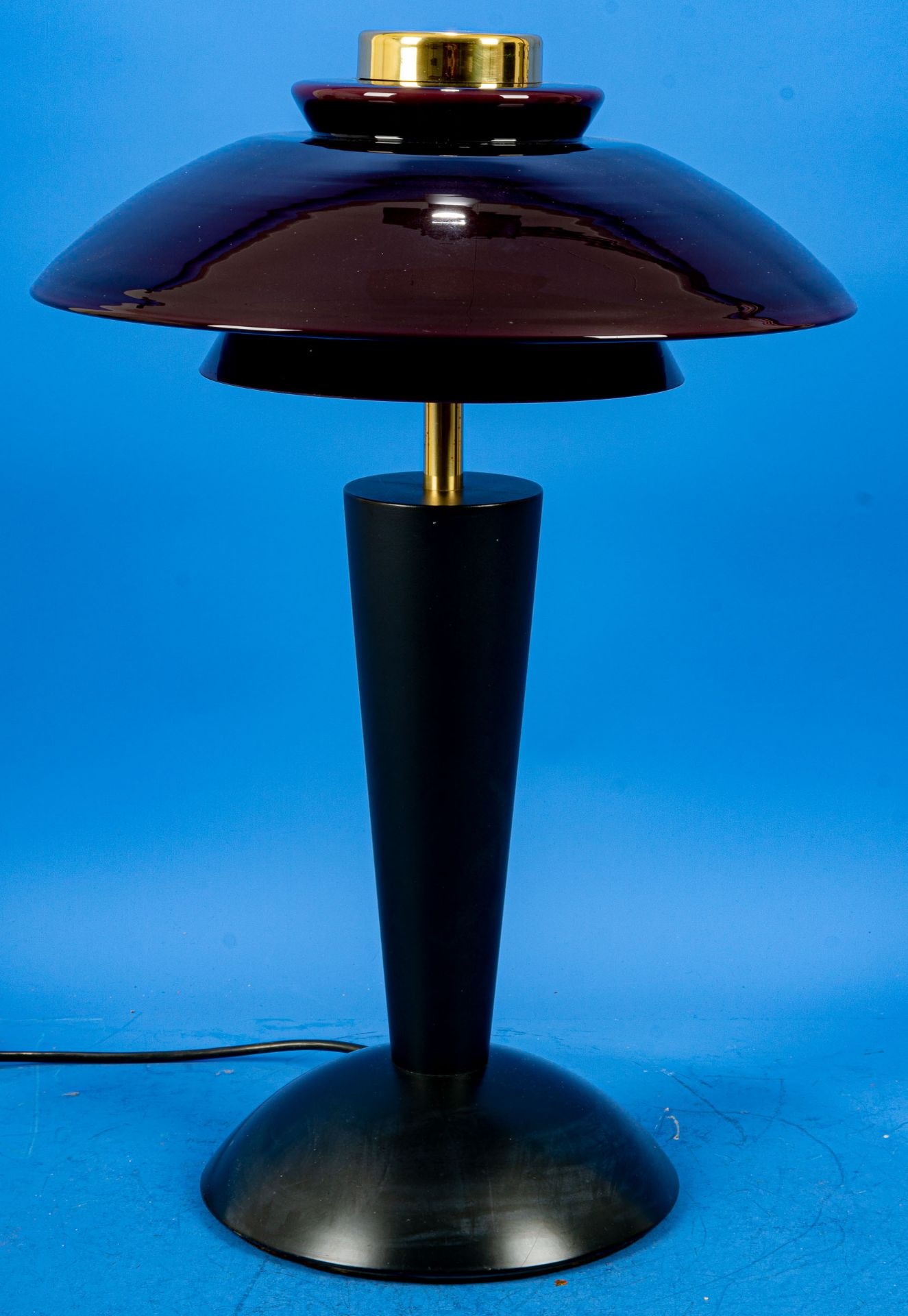 Große Tischlampe im Art-Deco Stil, mattschwarz lackierter Fuß und Schaft, zweiflammig elektrifizier