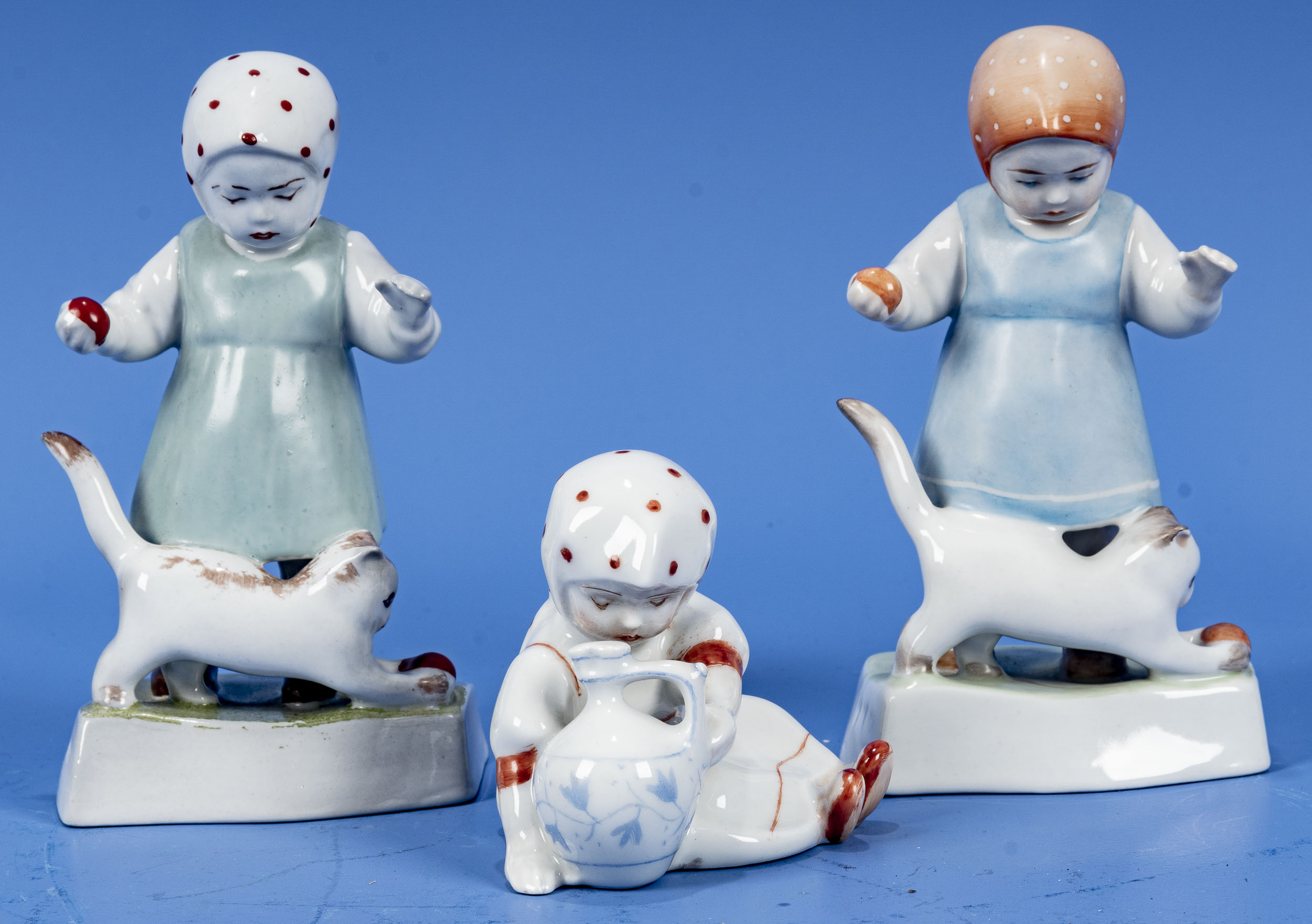 3 verschiedene "PECS" Porzellanfiguren, farbig staffiert, Höhe ca. 7,5 bzw. 2x ca. 14,5 cm. Versch.