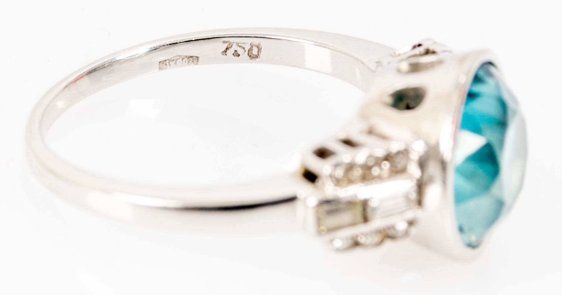 Edler 750er Weißgold-Damenring, die Ringschultern mit jeweils 8 Diamanten mit einer Gesamtkaratzahl - Image 6 of 9