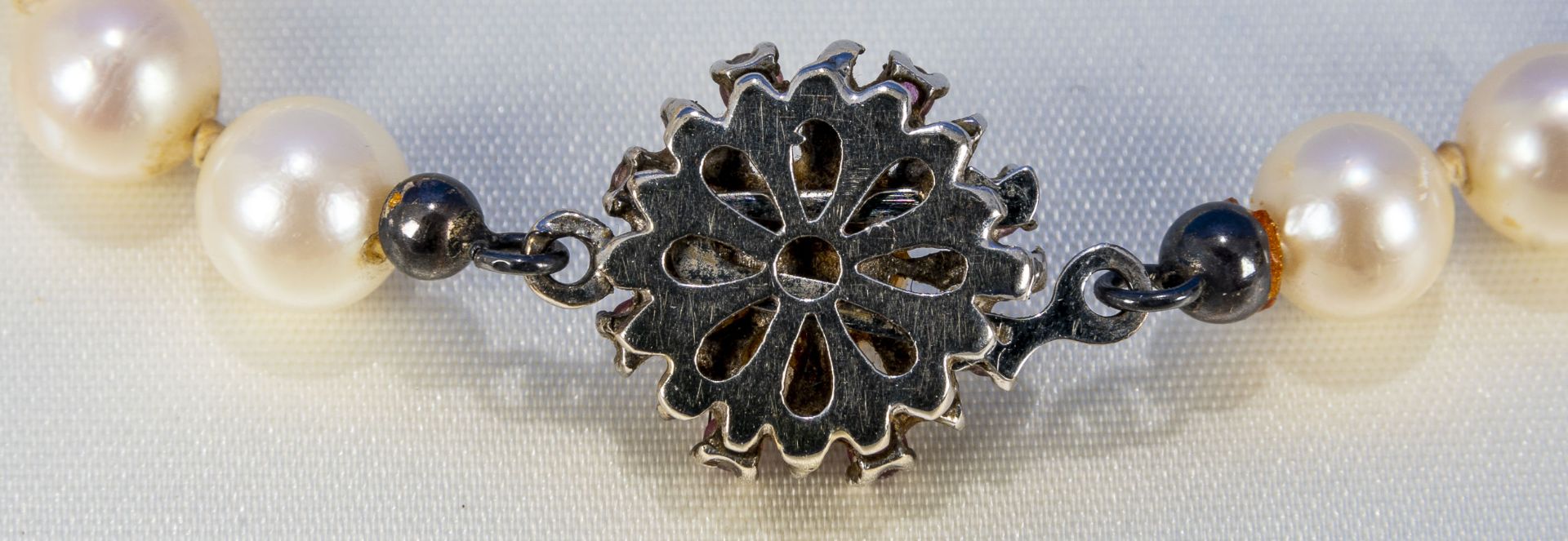 Edle Perlenkette, ca. 70 cm lange Kette aus einzeln geknoteten, ca. 6- 7 mm großen Perlen an 18 kt. - Image 6 of 8