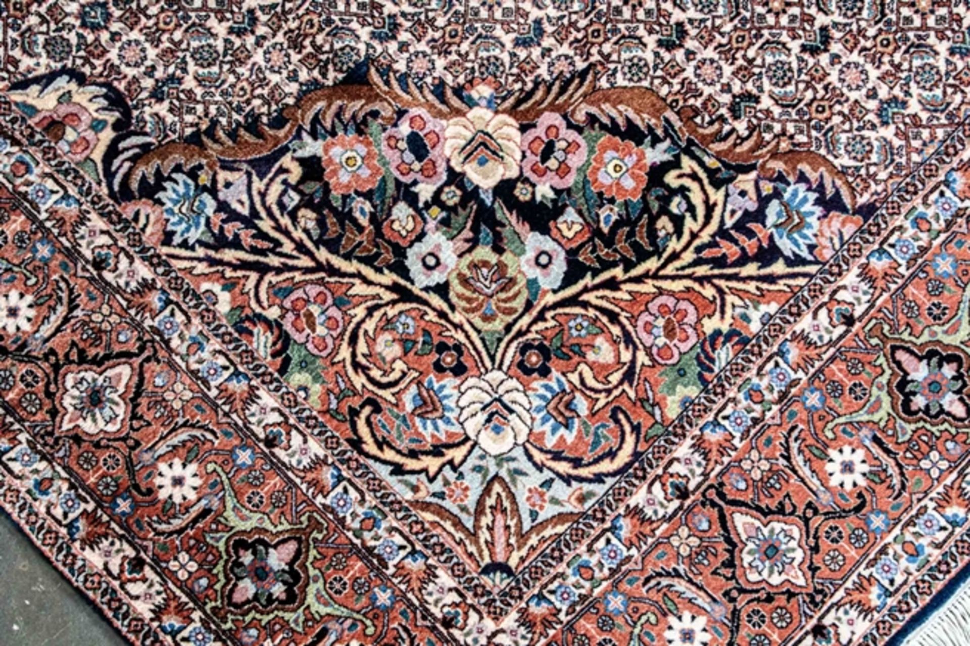 Großer, beinahe quadratischer "Blüten - Bidjar", Iran der 1990er/ 2000er Jahre, in sehr schönem, ge - Bild 3 aus 8