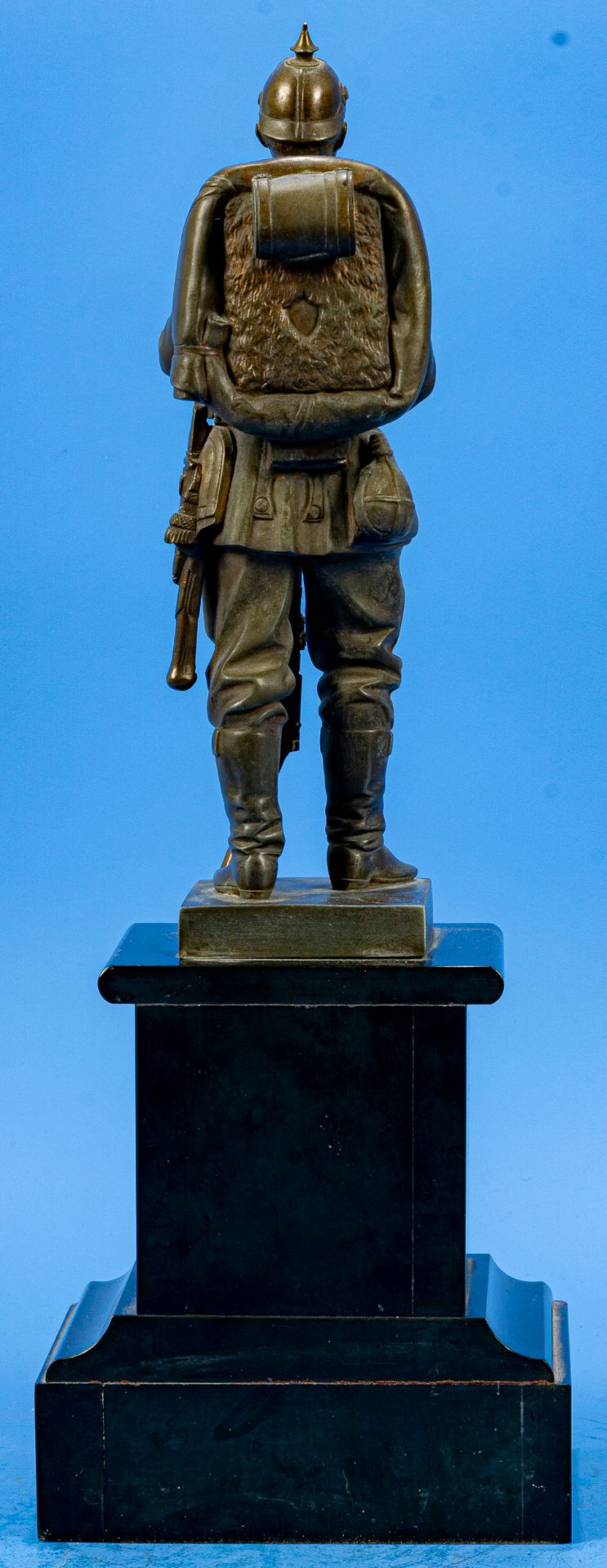 "Stehender Kaiserlicher Soldat" auf mehrfach getrepptem Natursteinsockel. Höhe der Figur ca. 27,5 c - Image 10 of 15