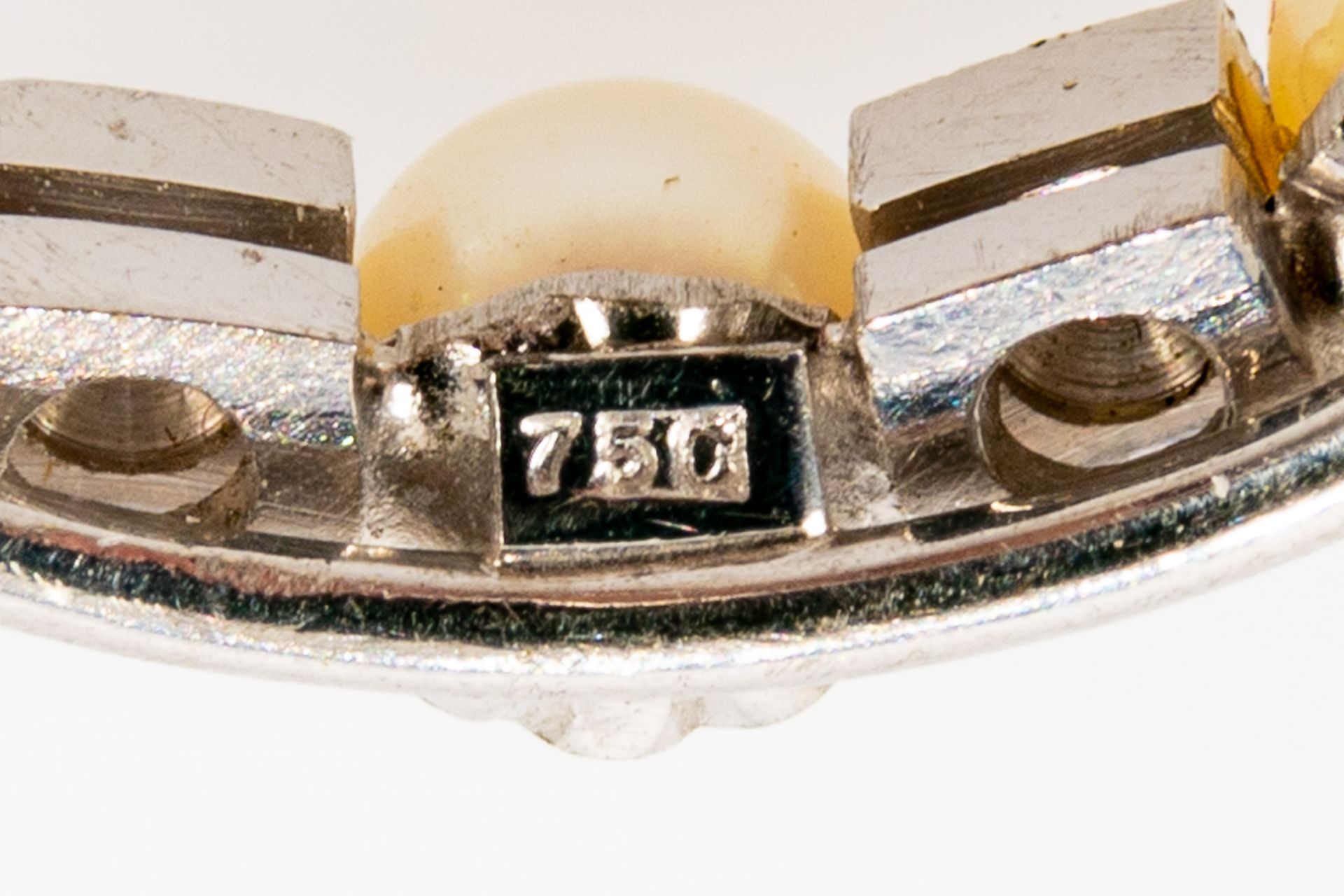 Runde Kranzbrosche aus 18 kt. Weißgold, abwechselnd von silbrig - weiß lüstrierender Perle bzw. kle - Bild 6 aus 6