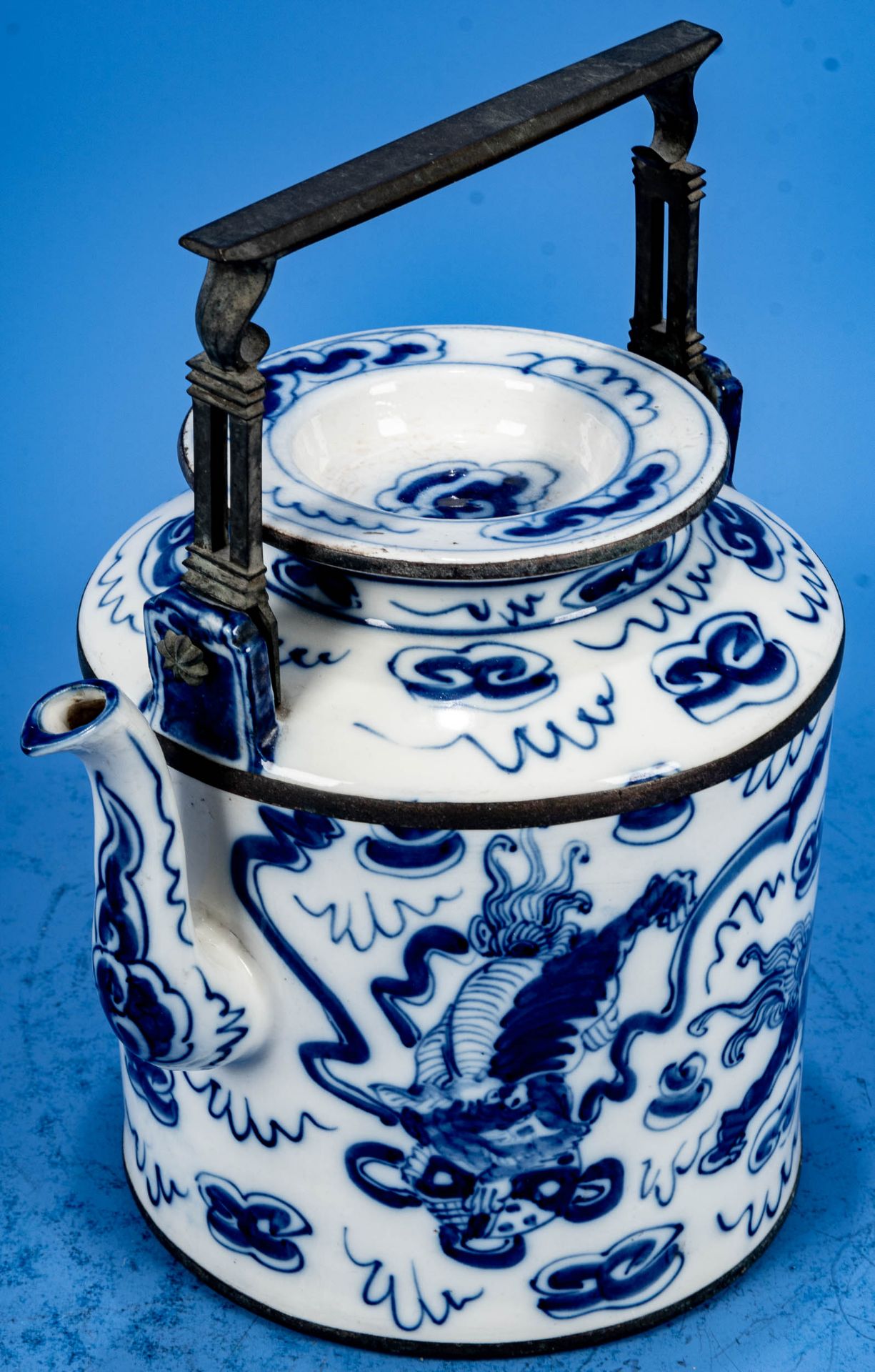 Prächtige Teekanne, ostasiatisches Weißporzellan, u.a. mit Drachendekor von Hand in Blautönen bemal - Image 4 of 13