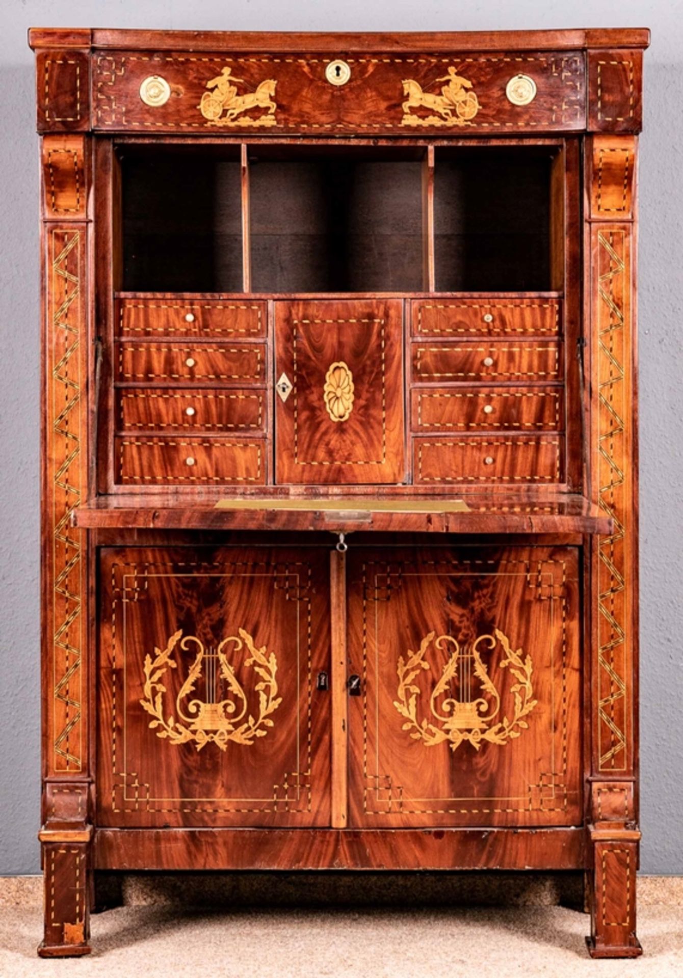 Eleganter Schreibschrank / Sekretär, Niederlande um 1790, massiver Eichenkorpus mit ausgesuchtem Ma - Image 2 of 18