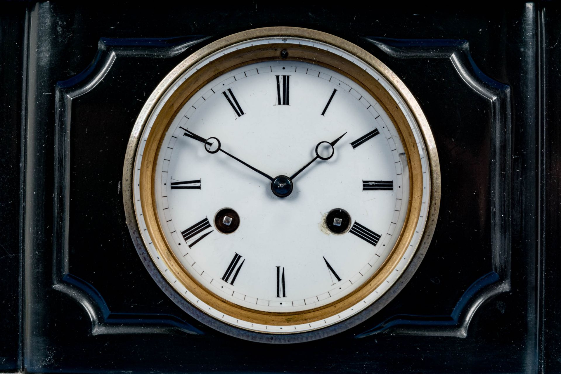 Schlichte schwarze Kaminuhr um 1900/20; schöner Erhalt, ungeprüftes mechanisches Uhrwerk mit Schlag - Bild 5 aus 12